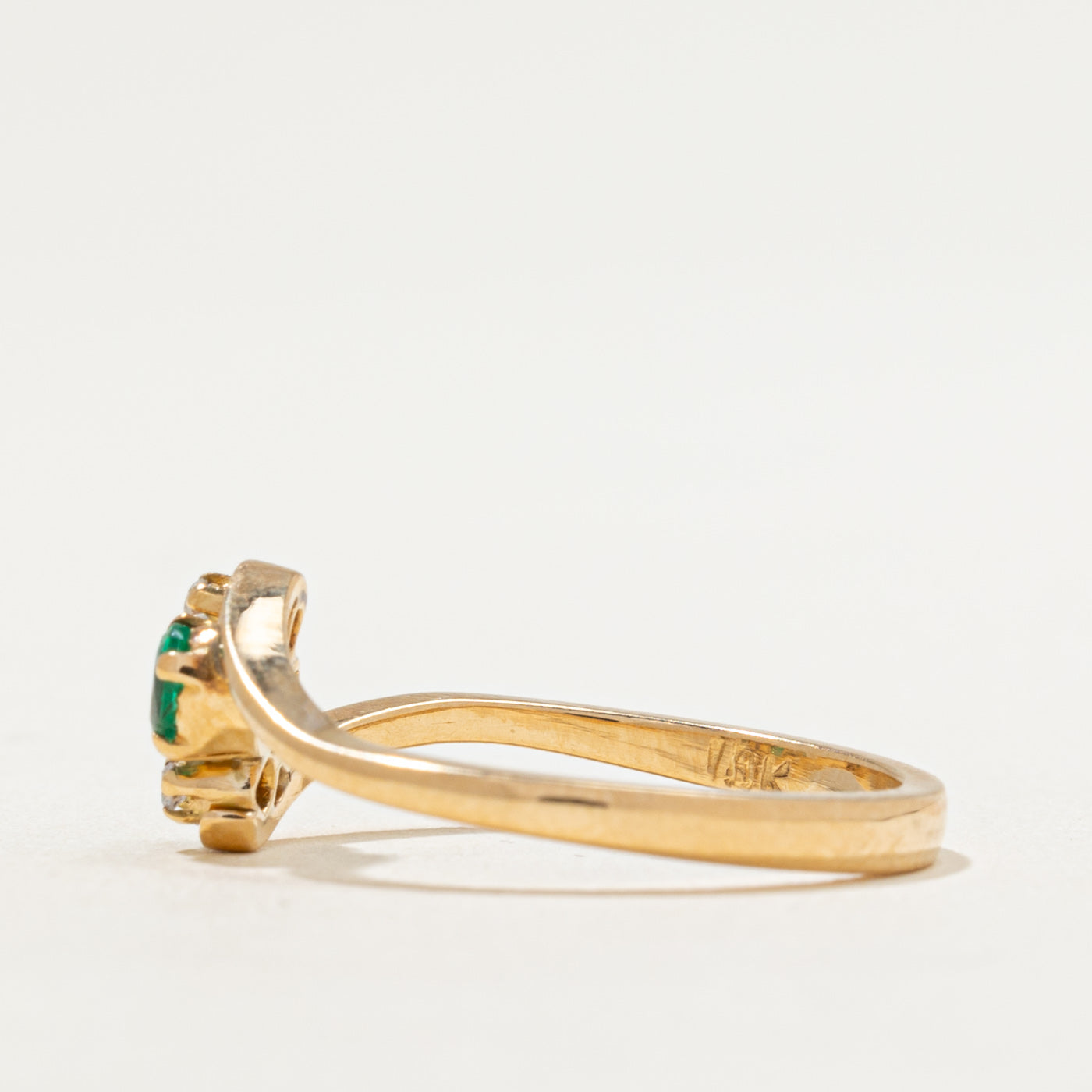Bague sertie d'émeraudes et de diamants | 0,30 ct au total, 0,02 ct² | Taille 7,25