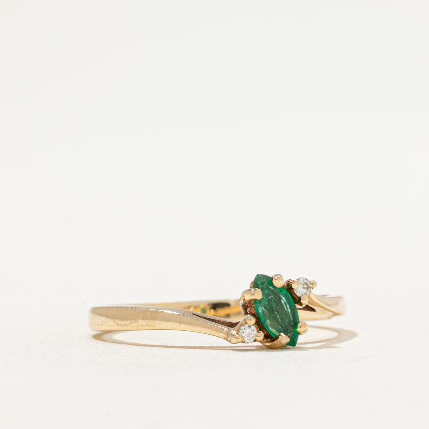 Bague sertie d'émeraudes et de diamants | 0,15 ct, 0,02 ct au total | Taille 6