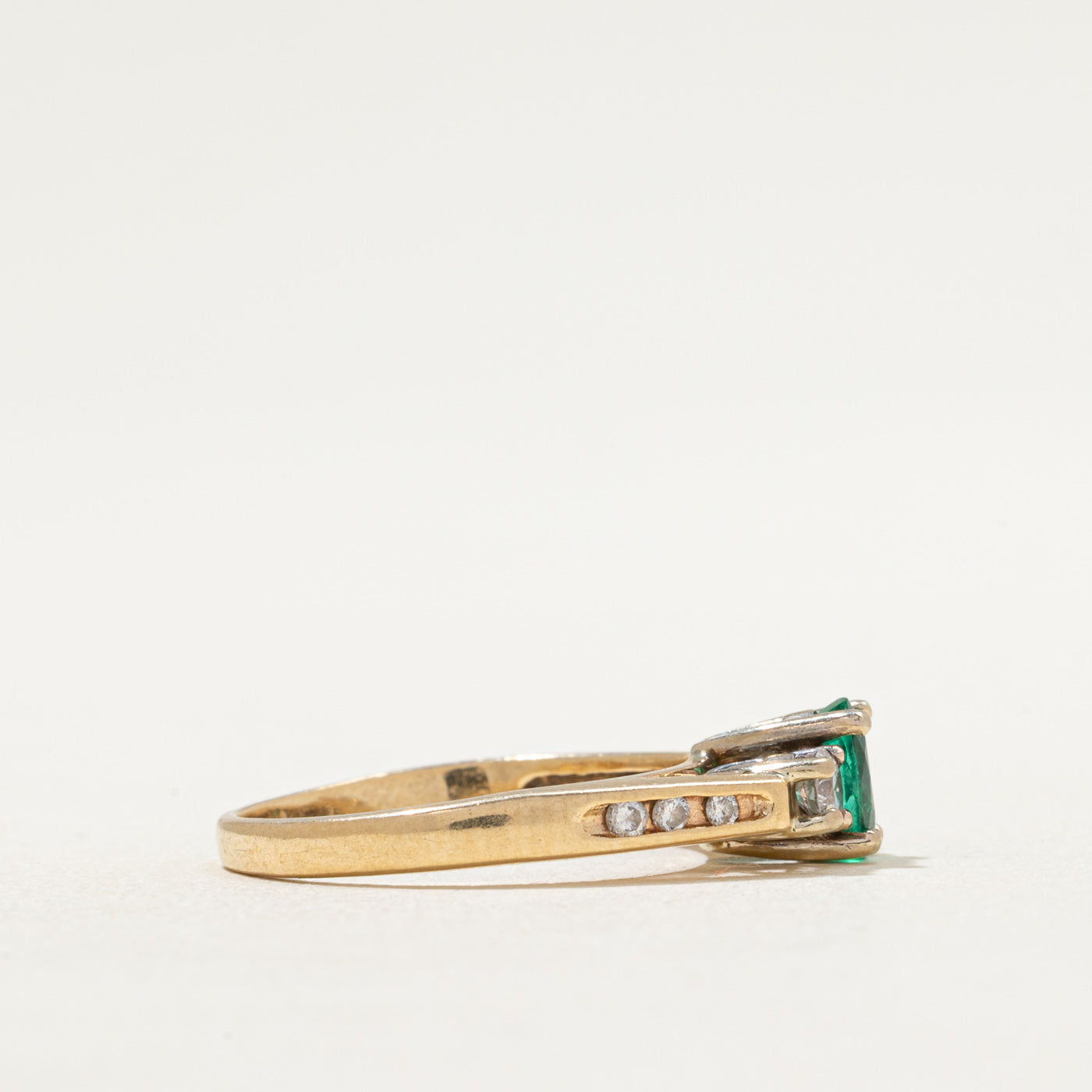 Bague émeraude et diamants | 0,25 ct, 0,25 ct au total | Taille 5,5