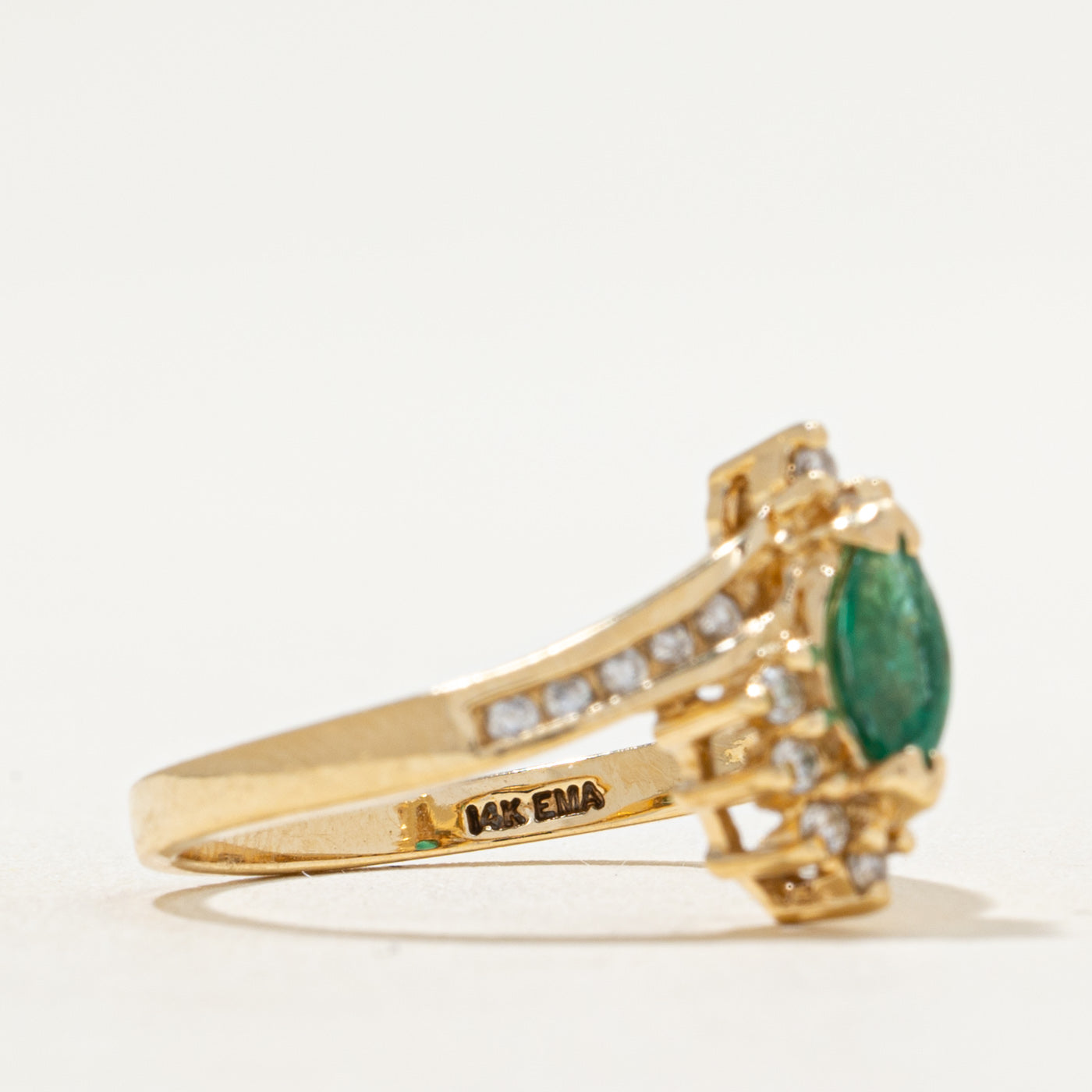 Bague sertie d'émeraudes et de diamants | 0,30 ct, 0,16 ct au total | Taille 7,25
