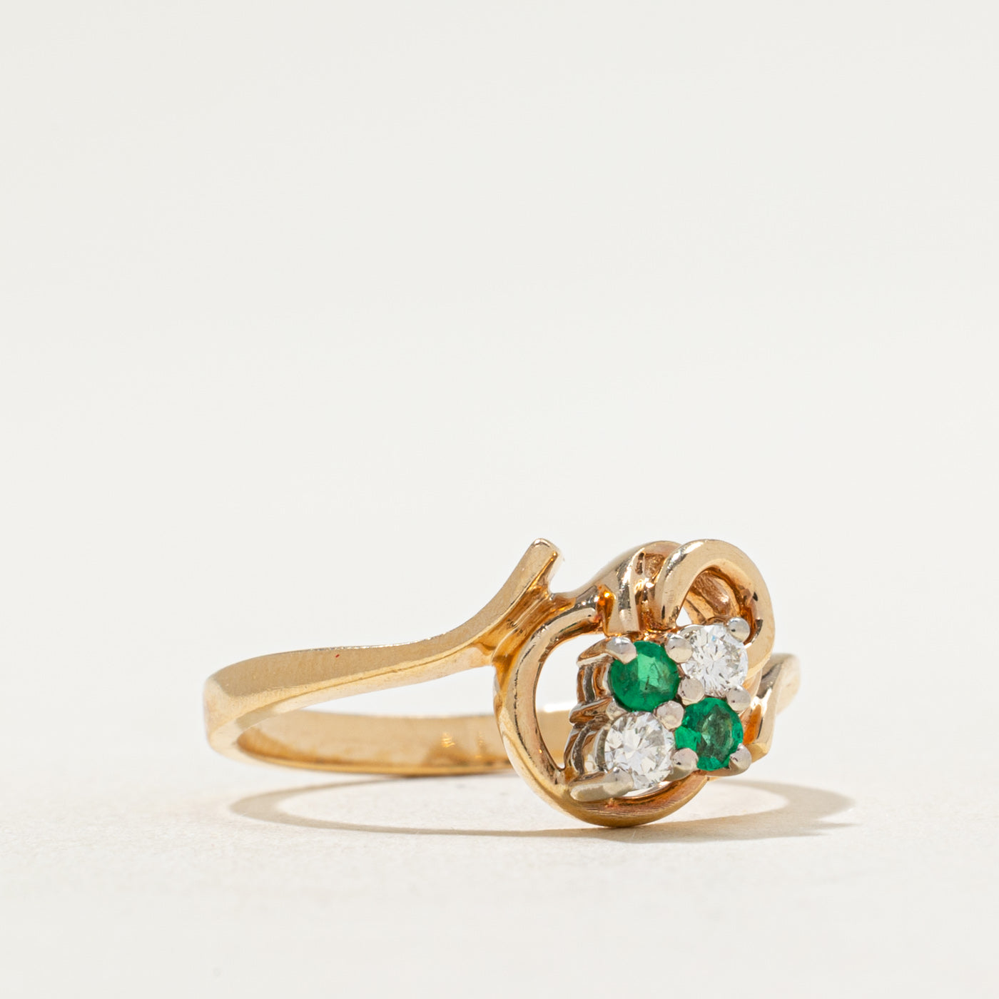 Bague en diamant et émeraude | 0,10 ct, 0,06 ct | Taille 6,5