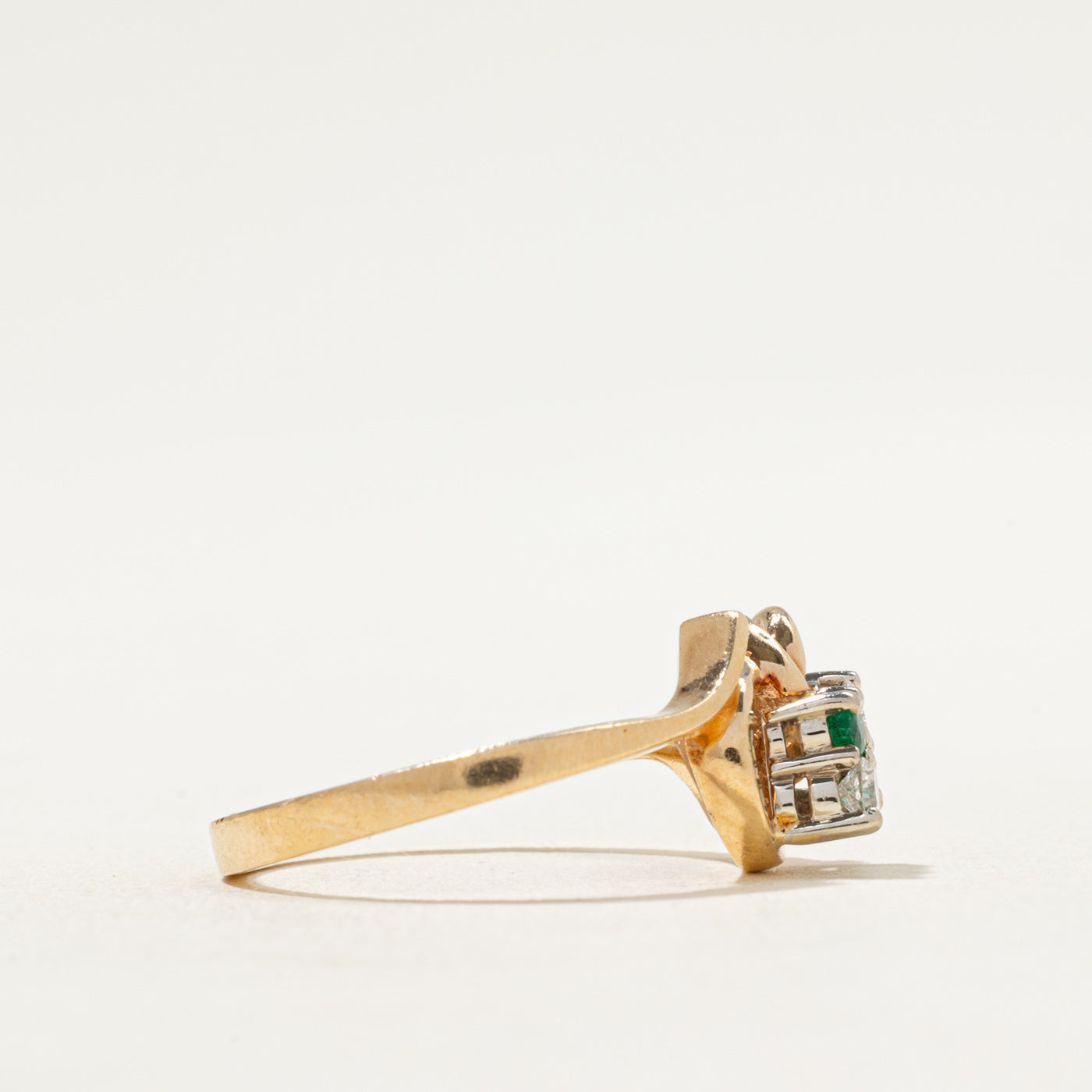 Bague en diamant et émeraude | 0,10 ct, 0,06 ct | Taille 6,5