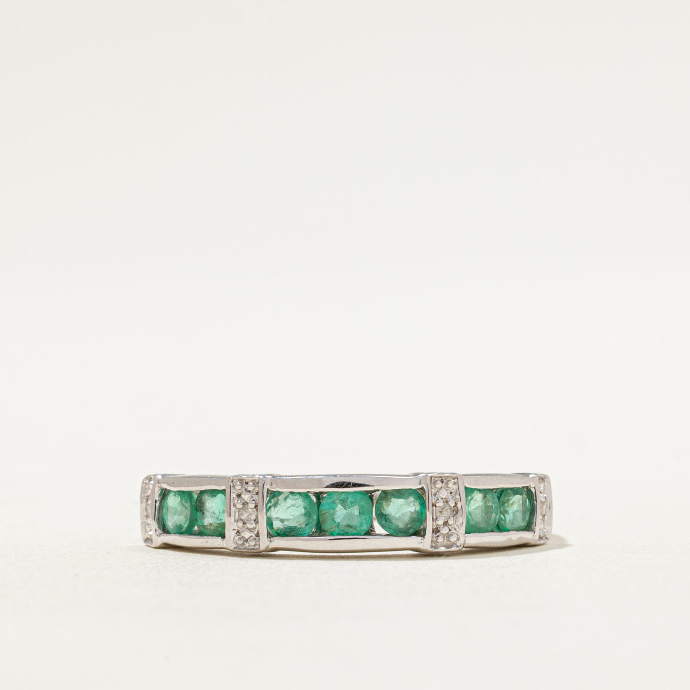 Alliance demi-éternité en émeraudes et diamants | 0,70 ct, 0,02 ct | Taille 9,25