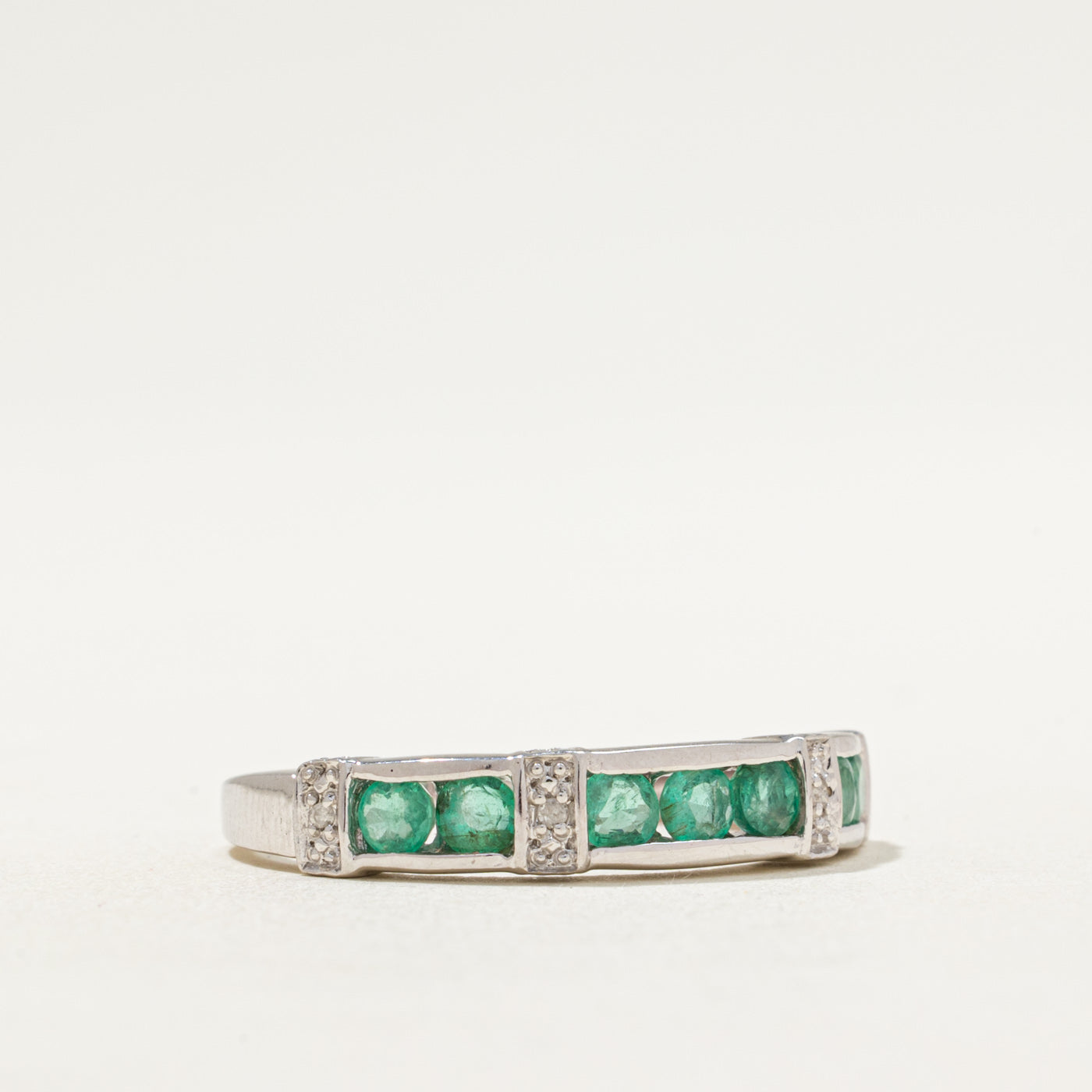 Alliance demi-éternité en émeraudes et diamants | 0,70 ct, 0,02 ct | Taille 9,25