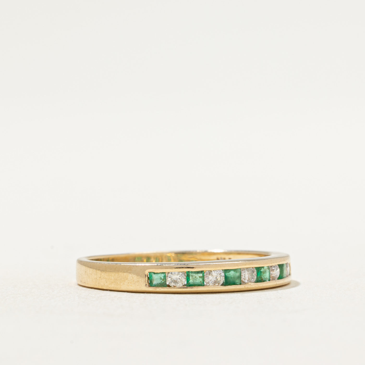 Alliance demi-éternité en émeraudes et diamants | 0,10 ct x 0,10 ct | Taille 6