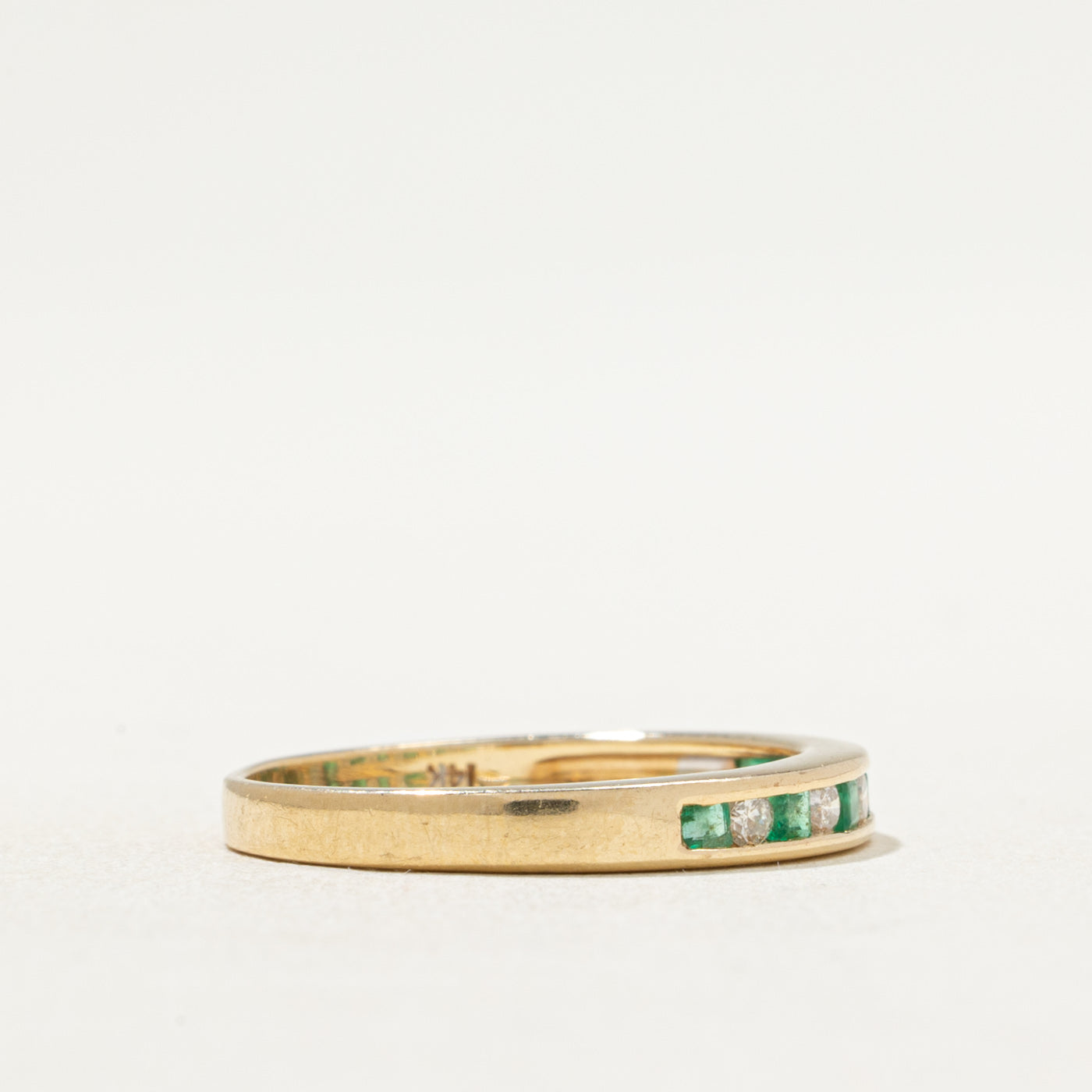 Alliance demi-éternité en émeraudes et diamants | 0,10 ct x 0,10 ct | Taille 6
