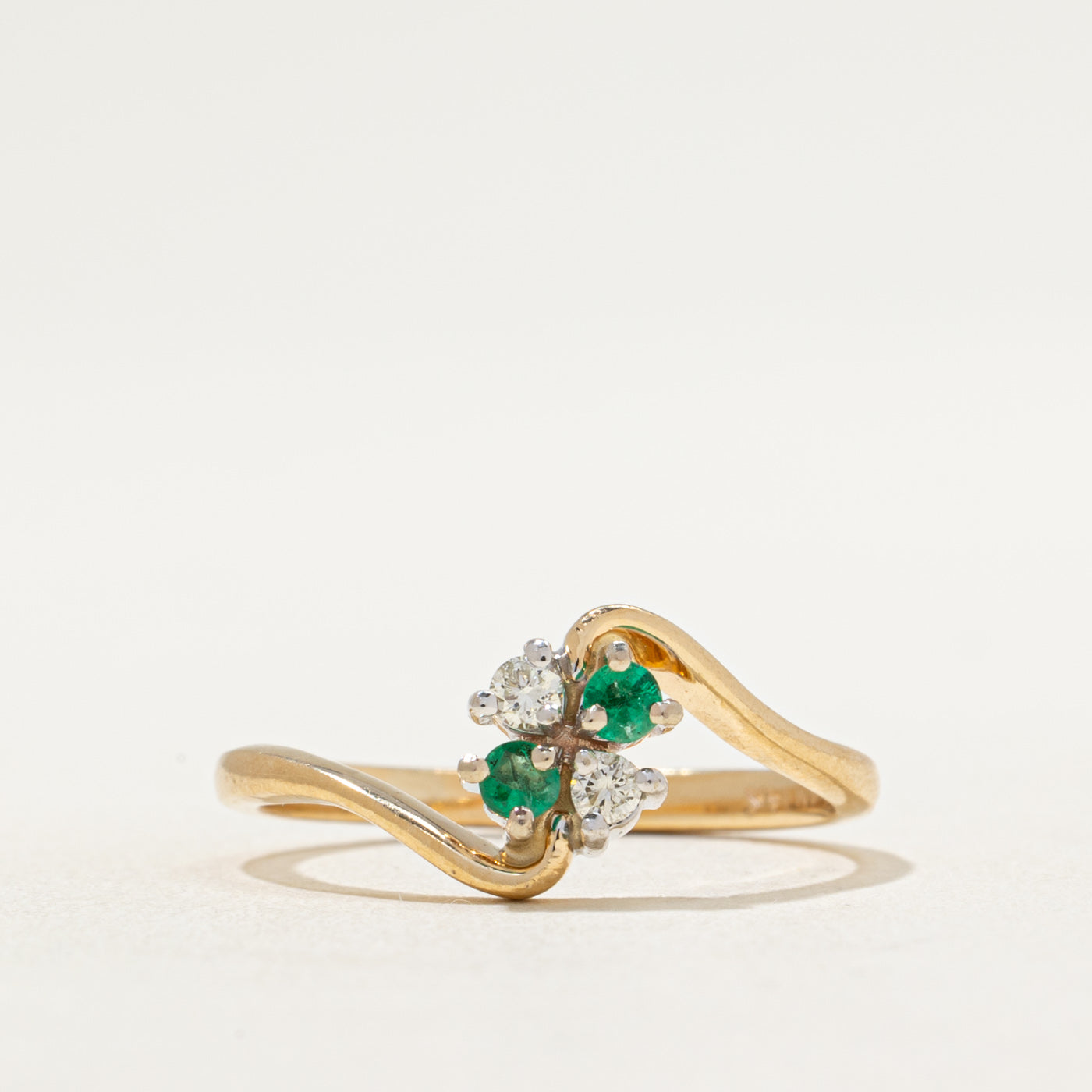 Bague croisée émeraude et diamants | 0,07 ct x 0,07 ct | Taille 7,5
