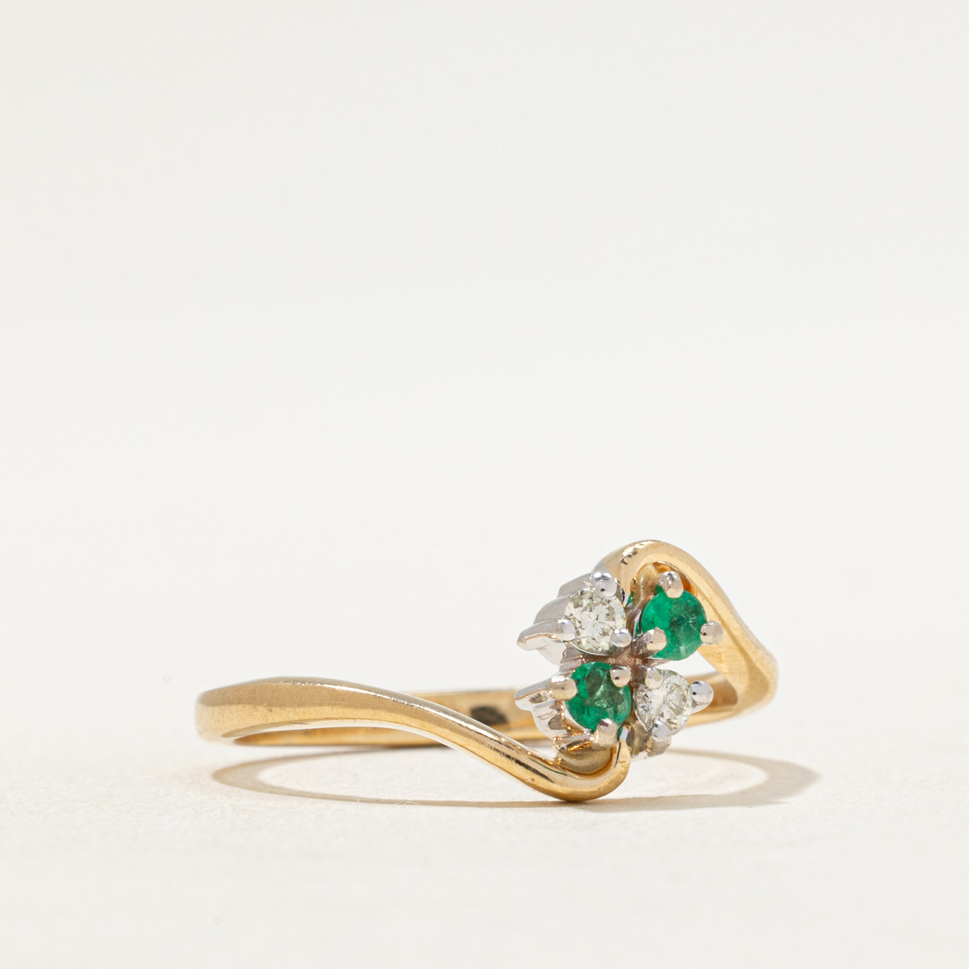 Bague croisée émeraude et diamants | 0,07 ct x 0,07 ct | Taille 7,5