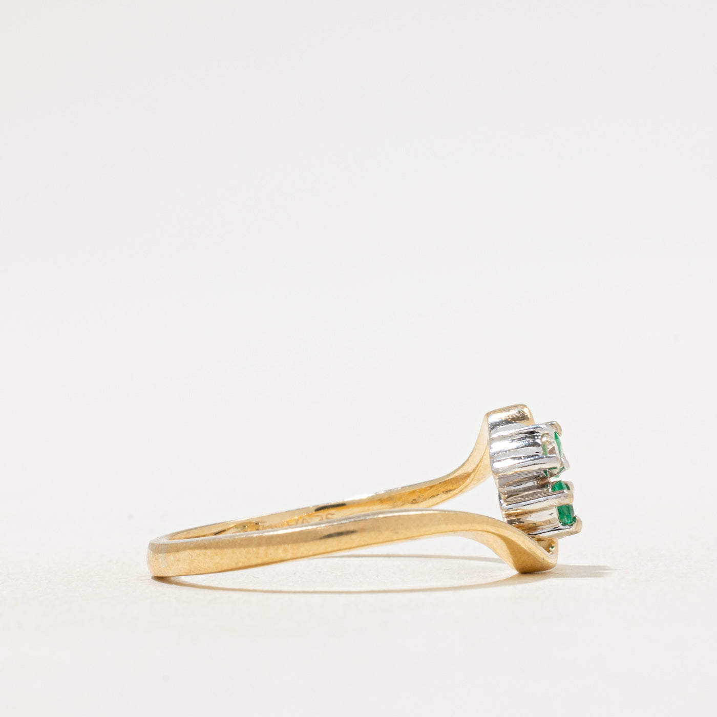 Bague croisée émeraude et diamants | 0,07 ct x 0,07 ct | Taille 7,5