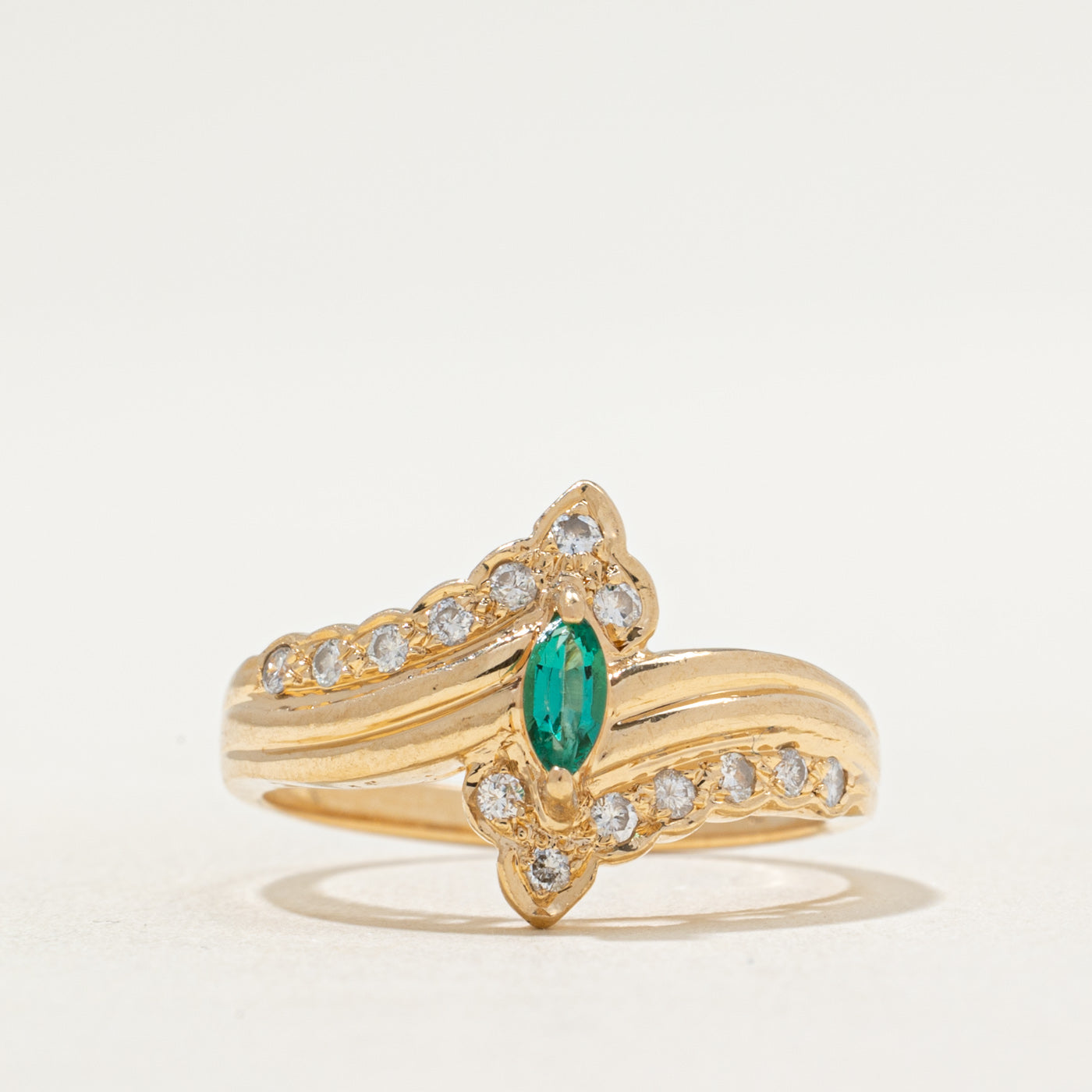 Bague sertie d'émeraudes et de diamants | 0,10 ct, 0,12 ct au total | Taille 6,25