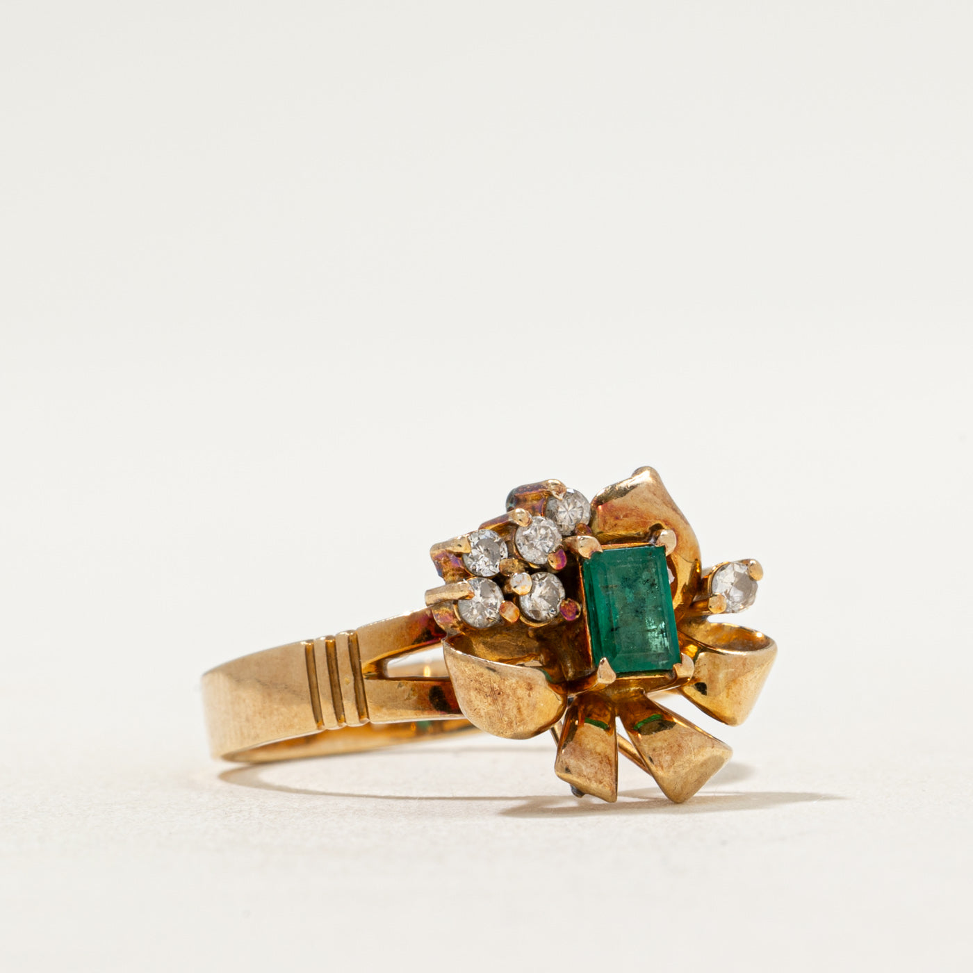 Bague émeraude et diamants | 0,21 ct, 0,12 ct au total | Taille 6,25