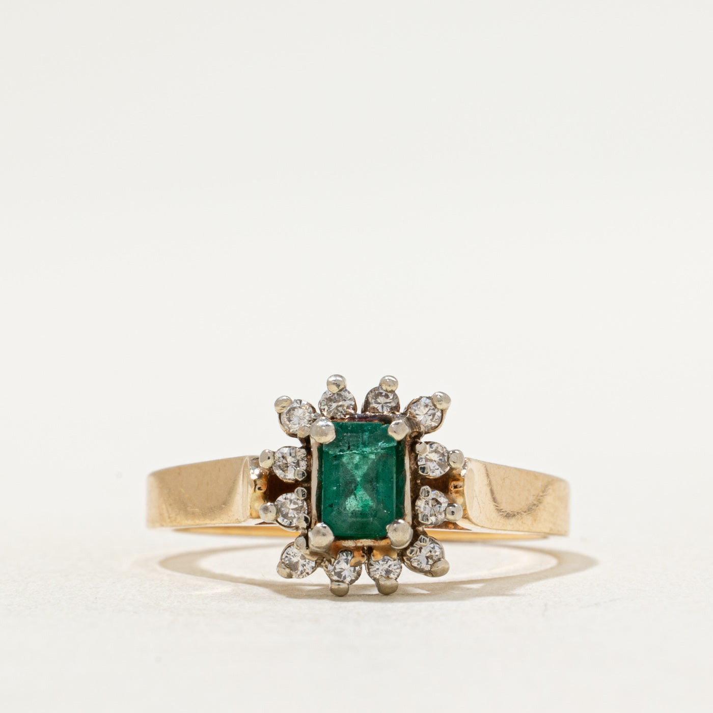 Bague halo émeraude et diamants | 0,40 ct, 0,10 ct au total | Taille 6,75