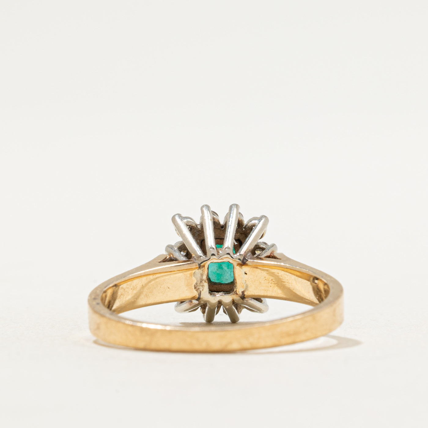 Bague halo émeraude et diamants | 0,40 ct, 0,10 ct au total | Taille 6,75