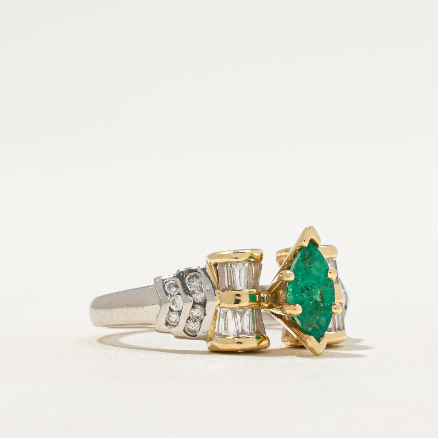 Bague sertie d'émeraudes et de diamants | 0,60 ct, 0,78 ct au total | Taille 7,25