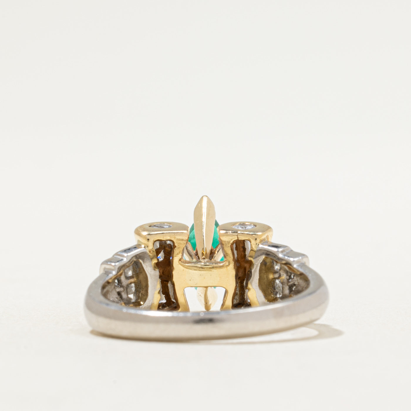 Bague sertie d'émeraudes et de diamants | 0,60 ct, 0,78 ct au total | Taille 7,25