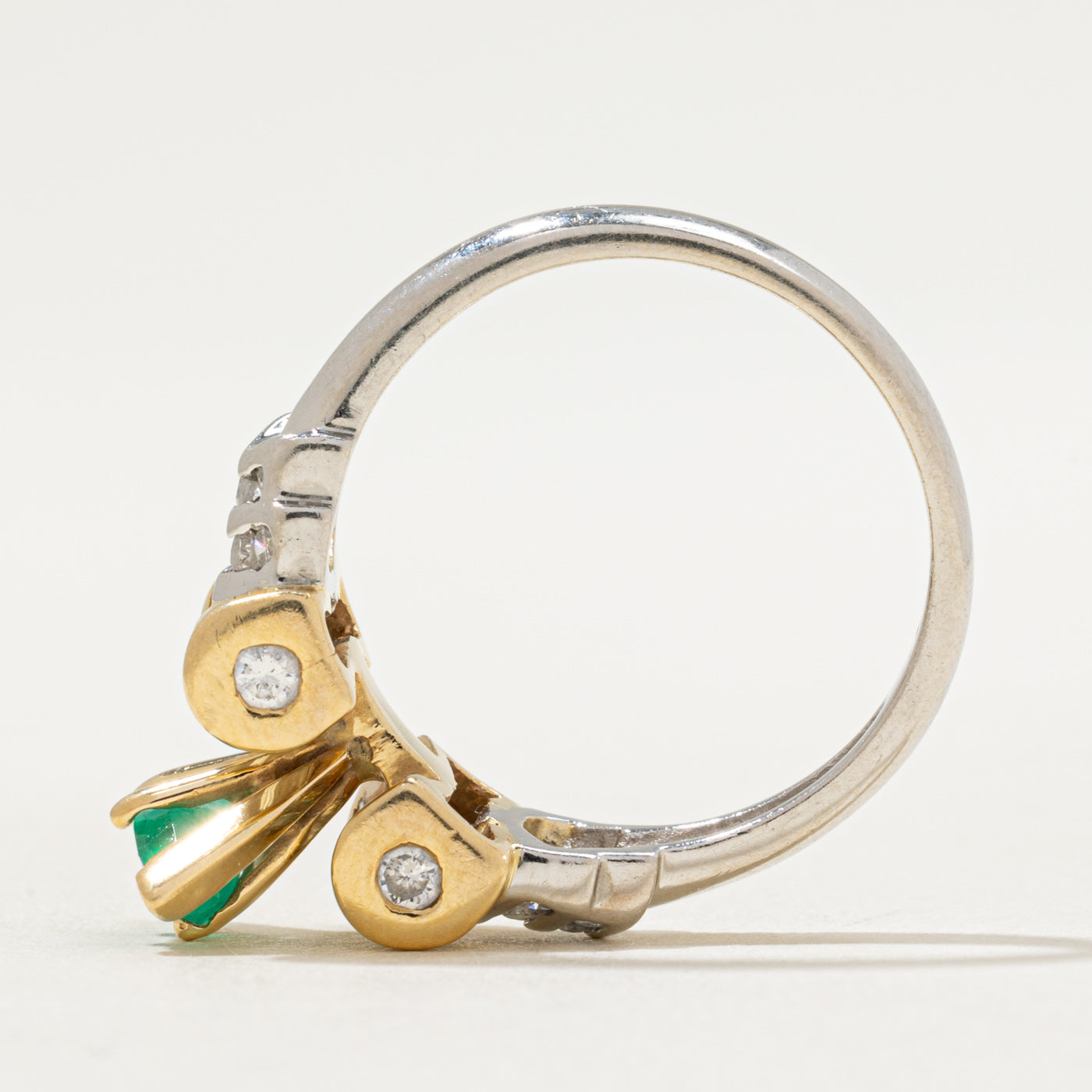 Bague sertie d'émeraudes et de diamants | 0,60 ct, 0,78 ct au total | Taille 7,25
