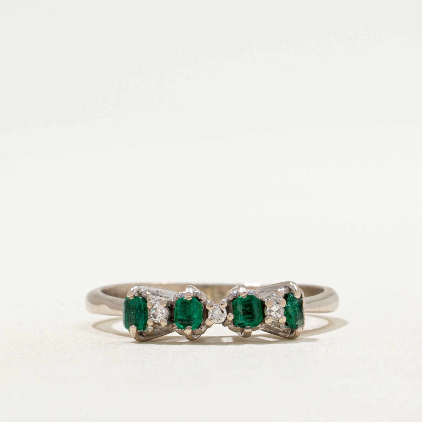 ***QC, 25 AVRIL, Bague DAYNE sertie d'émeraudes et de diamants | 0,06 ct, 0,025 ct | Taille 7,5