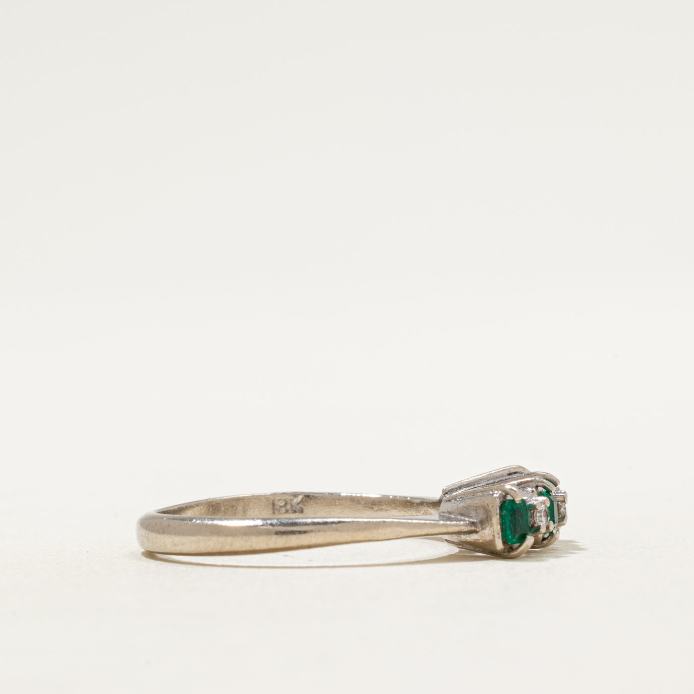***QC, 25 AVRIL, Bague DAYNE sertie d'émeraudes et de diamants | 0,06 ct, 0,025 ct | Taille 7,5