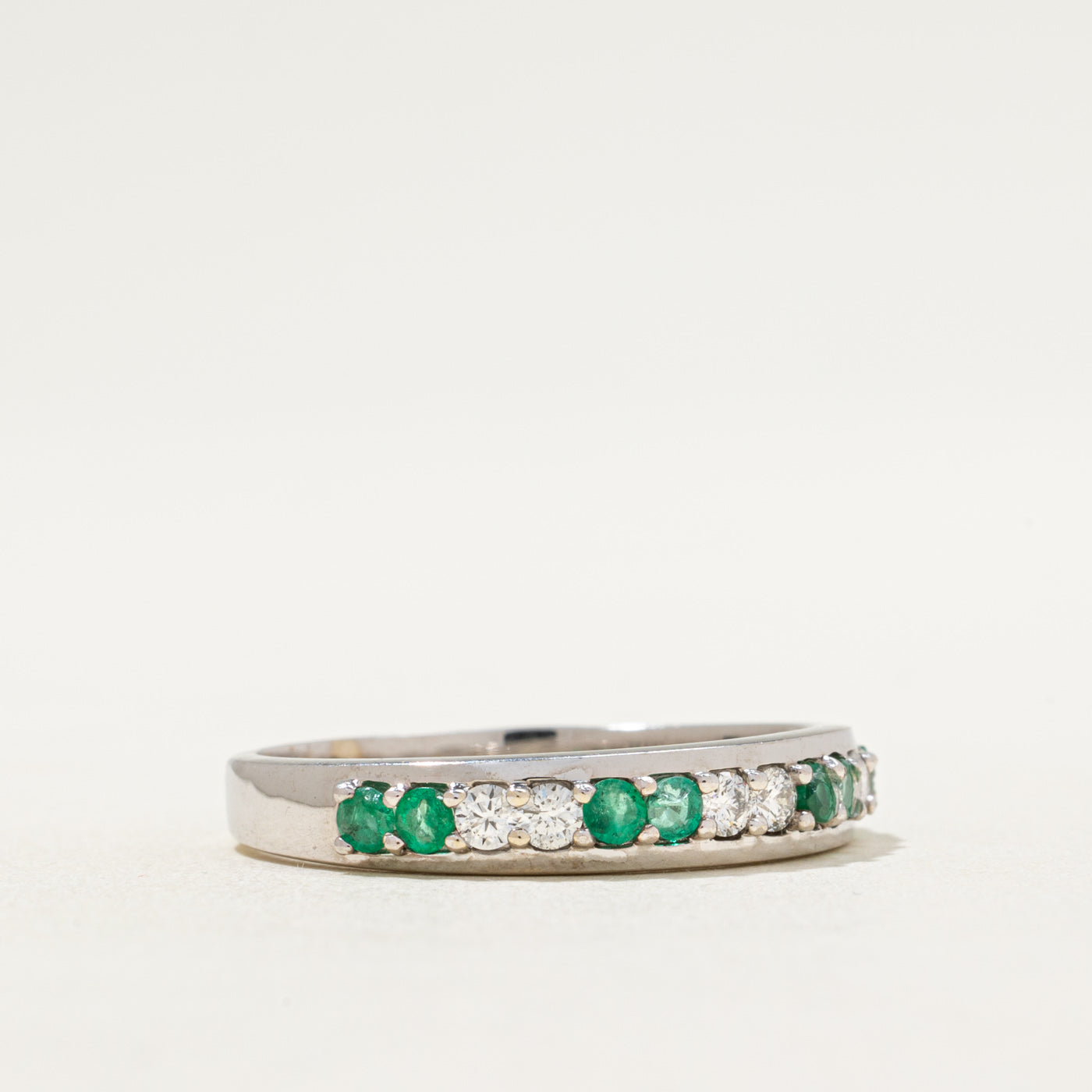 Alliance demi-éternité en émeraudes et diamants | 0,48 ct au total, 0,27 ct au total | Taille 11,25
