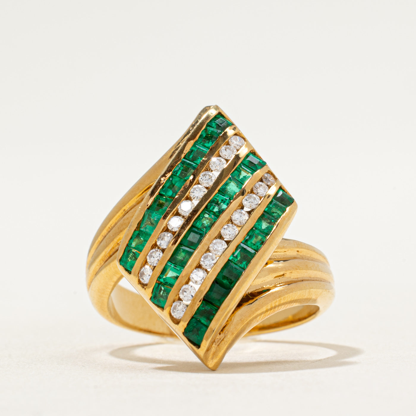 Bague croisée émeraude et diamants | 0,76 ct, 0,18 ct | Taille 6,75