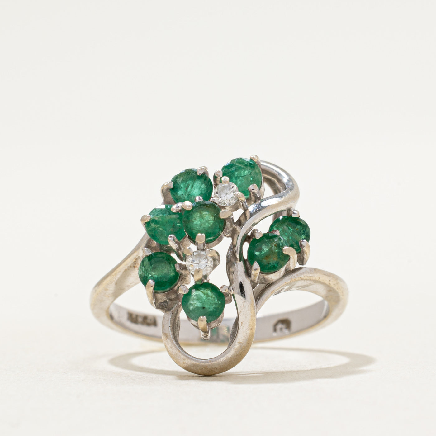 Bague sertie d'émeraudes et de diamants | 0,60 ct, 0,05 ct | Taille 6,75