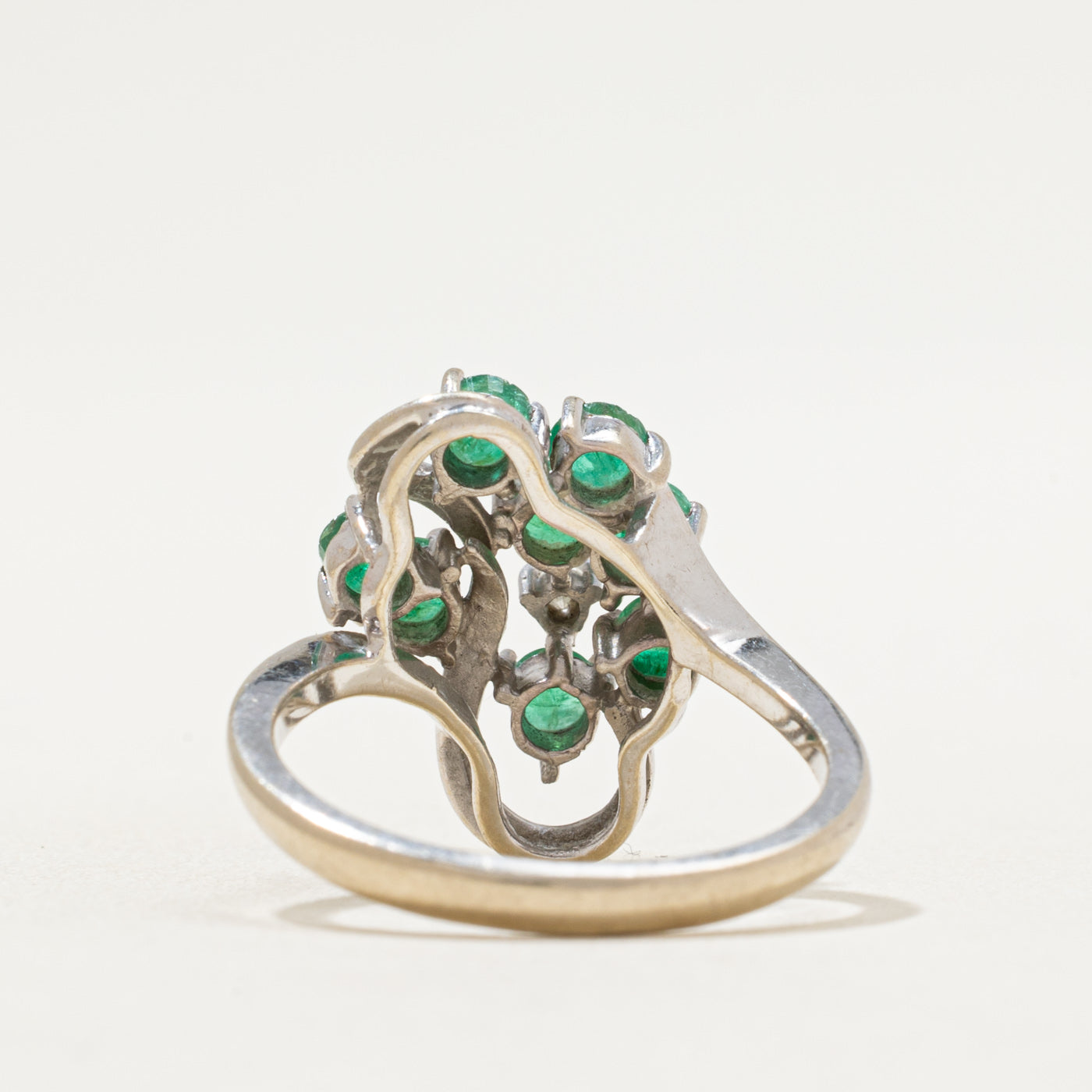 Bague sertie d'émeraudes et de diamants | 0,60 ct, 0,05 ct | Taille 6,75