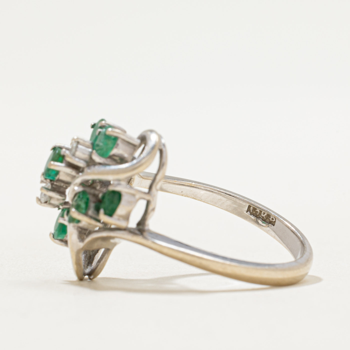 Bague sertie d'émeraudes et de diamants | 0,60 ct, 0,05 ct | Taille 6,75