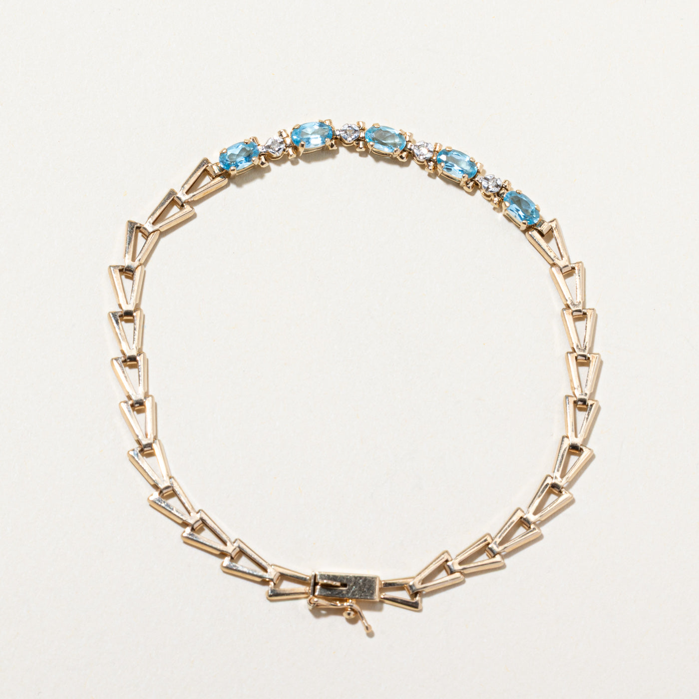 Bracelet en or 10 carats serti de topazes bleues et de diamants | 1,05 ct au total, 0,03 ct au total | 17,8 cm