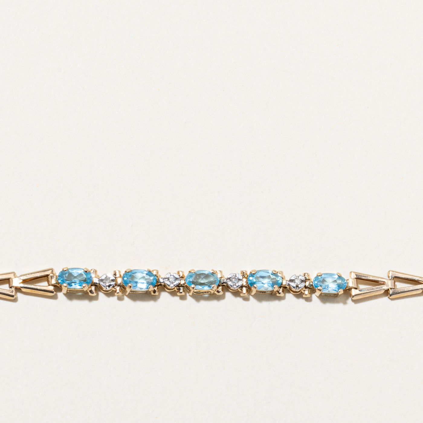 Bracelet en or 10 carats serti de topazes bleues et de diamants | 1,05 ct au total, 0,03 ct au total | 17,8 cm