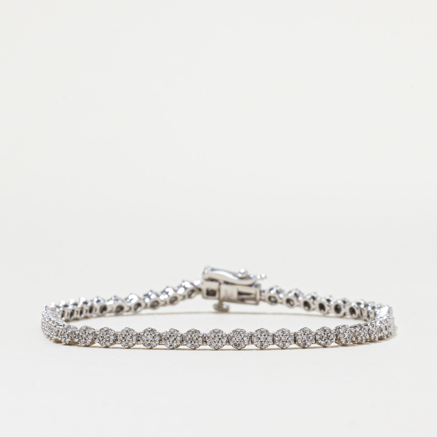 Bracelet tennis en or 14 carats serti de diamants en grappe marguerite | 1,08 ct au total | 17,8 cm