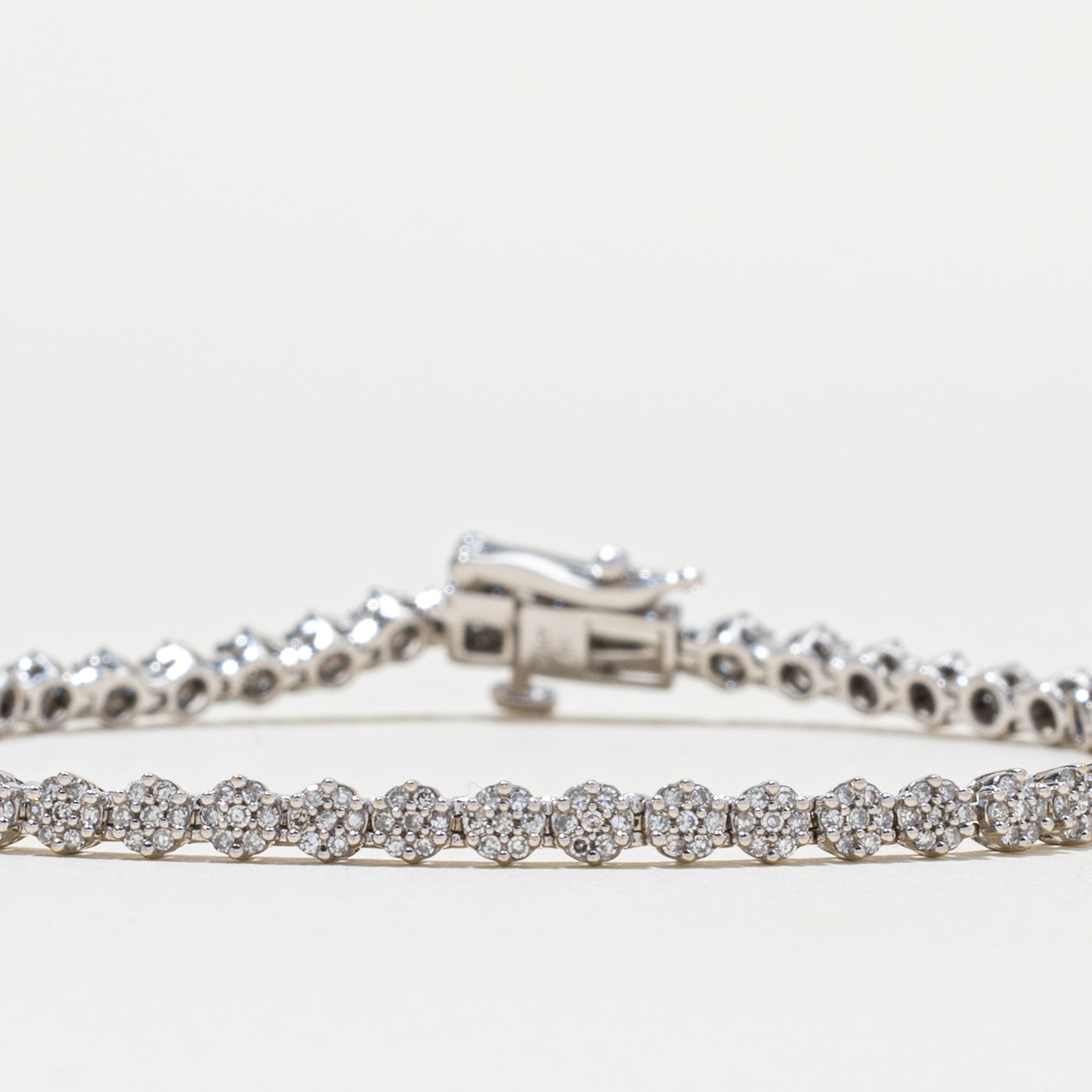 Bracelet tennis en or 14 carats serti de diamants en grappe marguerite | 1,08 ct au total | 17,8 cm