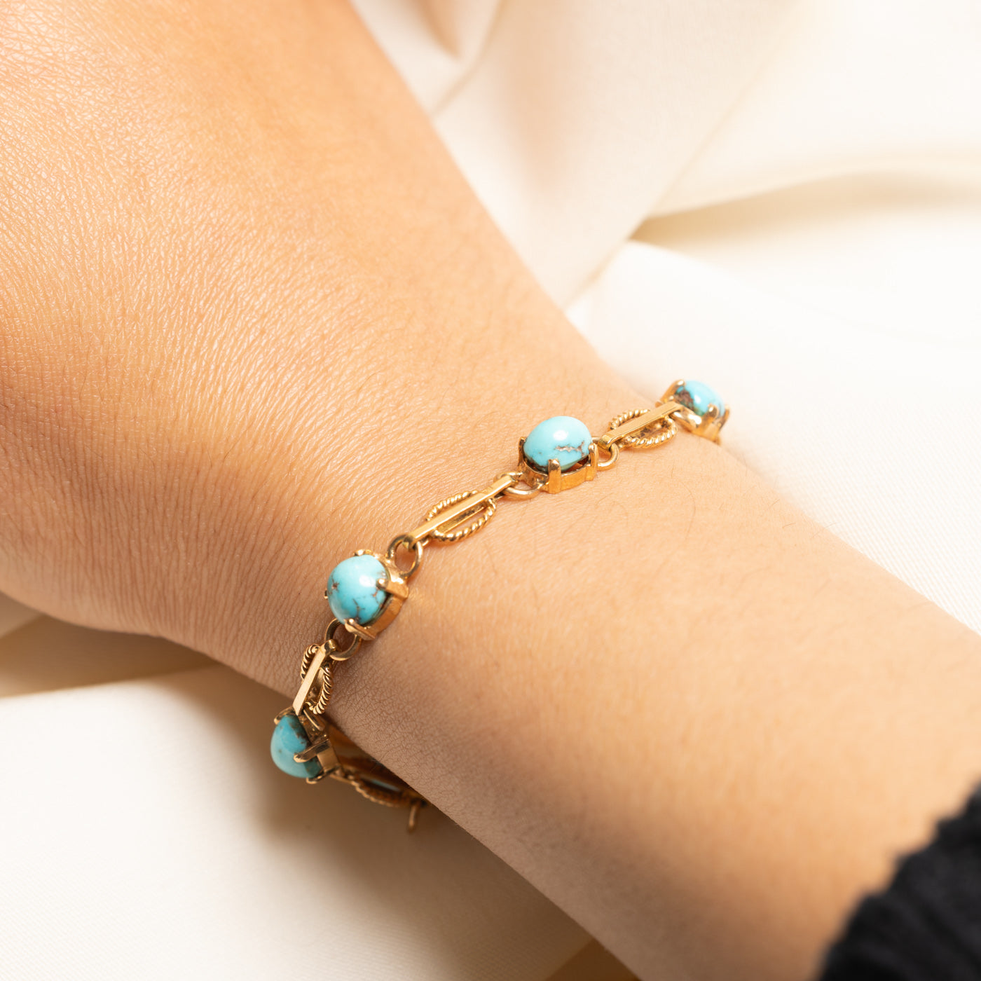 18K Cabochon Turquoise Gemstone Bracelet | 10.00ctw | 7.5"