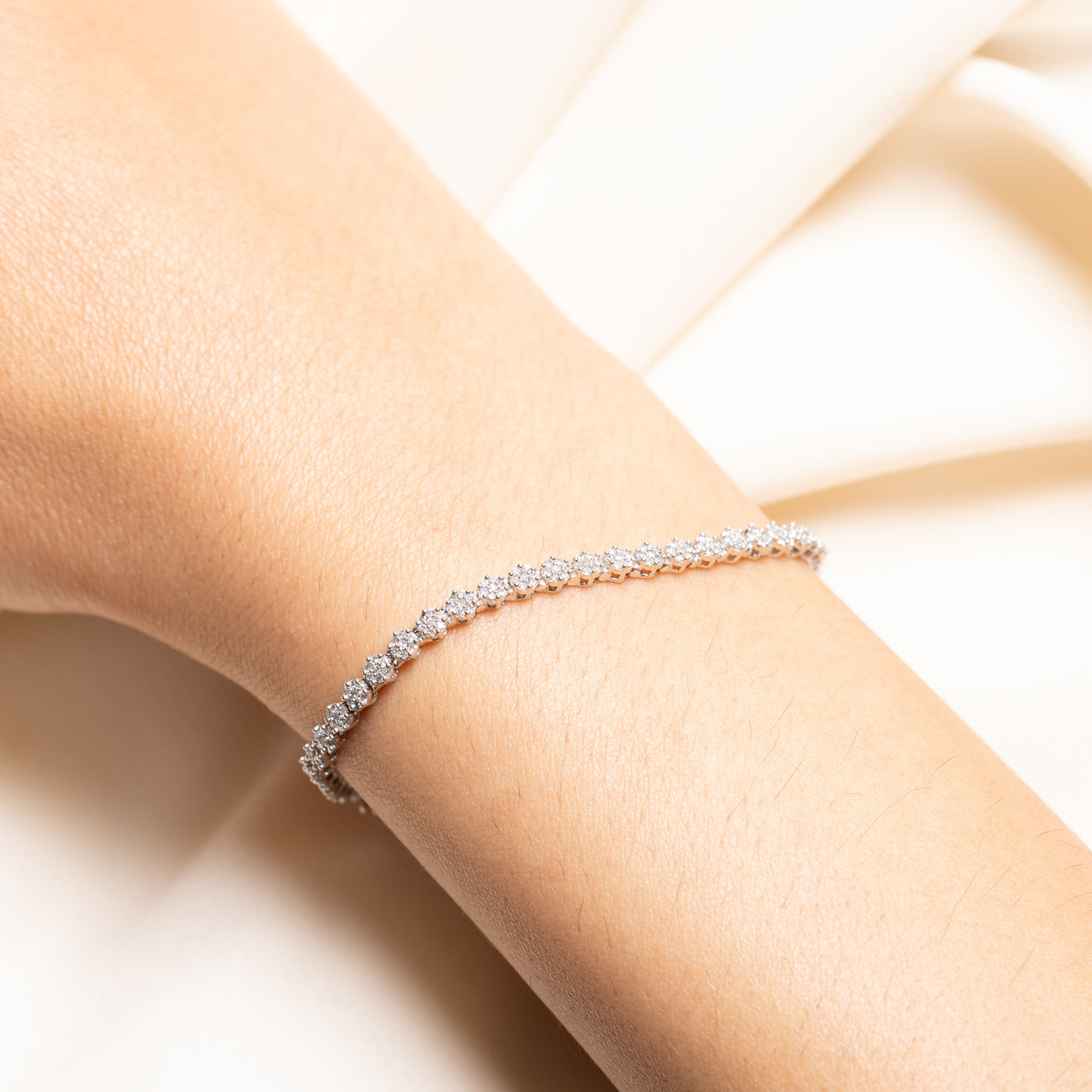 Bracelet tennis en or 14 carats serti de diamants en grappe marguerite | 1,08 ct au total | 17,8 cm