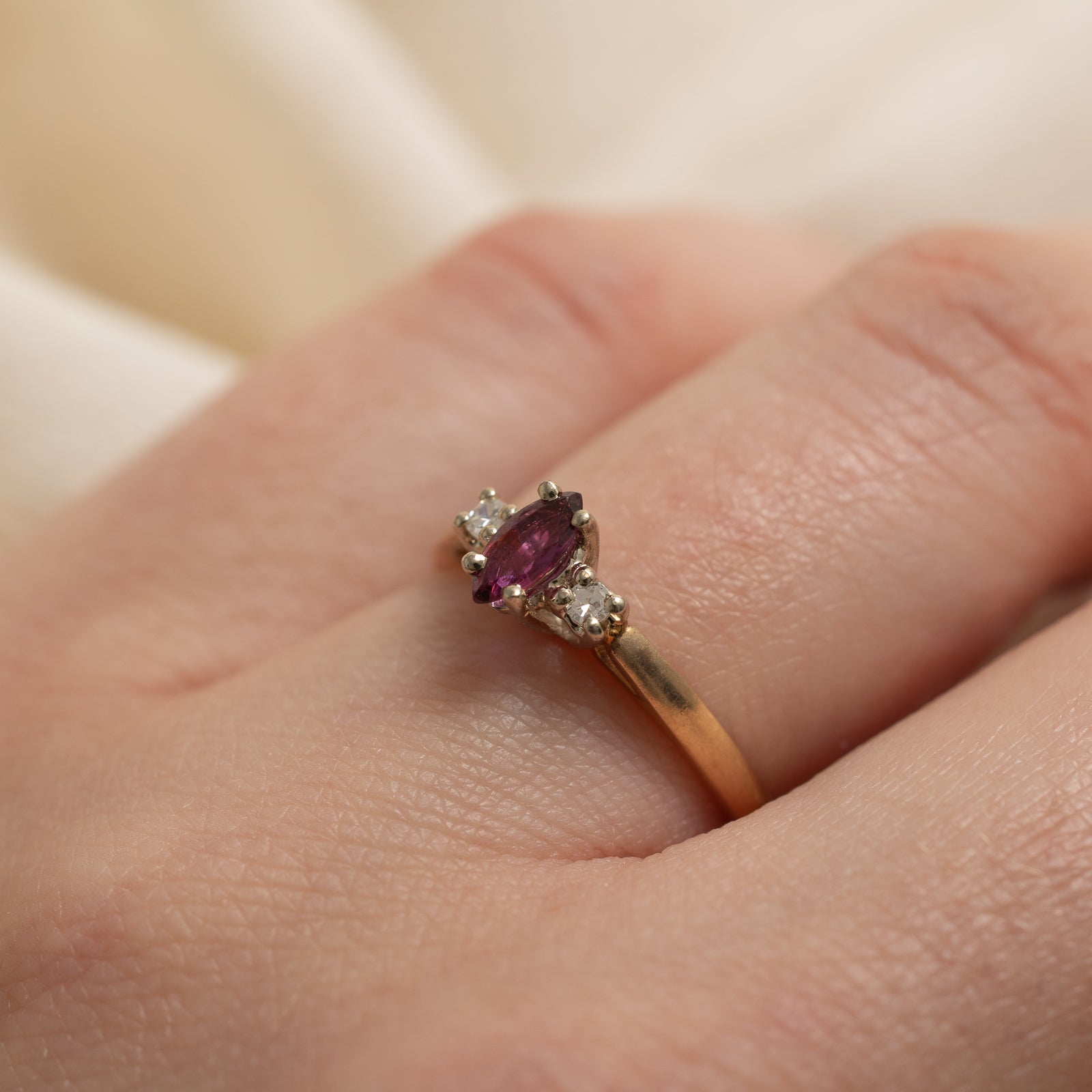 Bague en rubis taille marquise et diamants | 0,21 ct, 0,05 ct au total | Taille 6