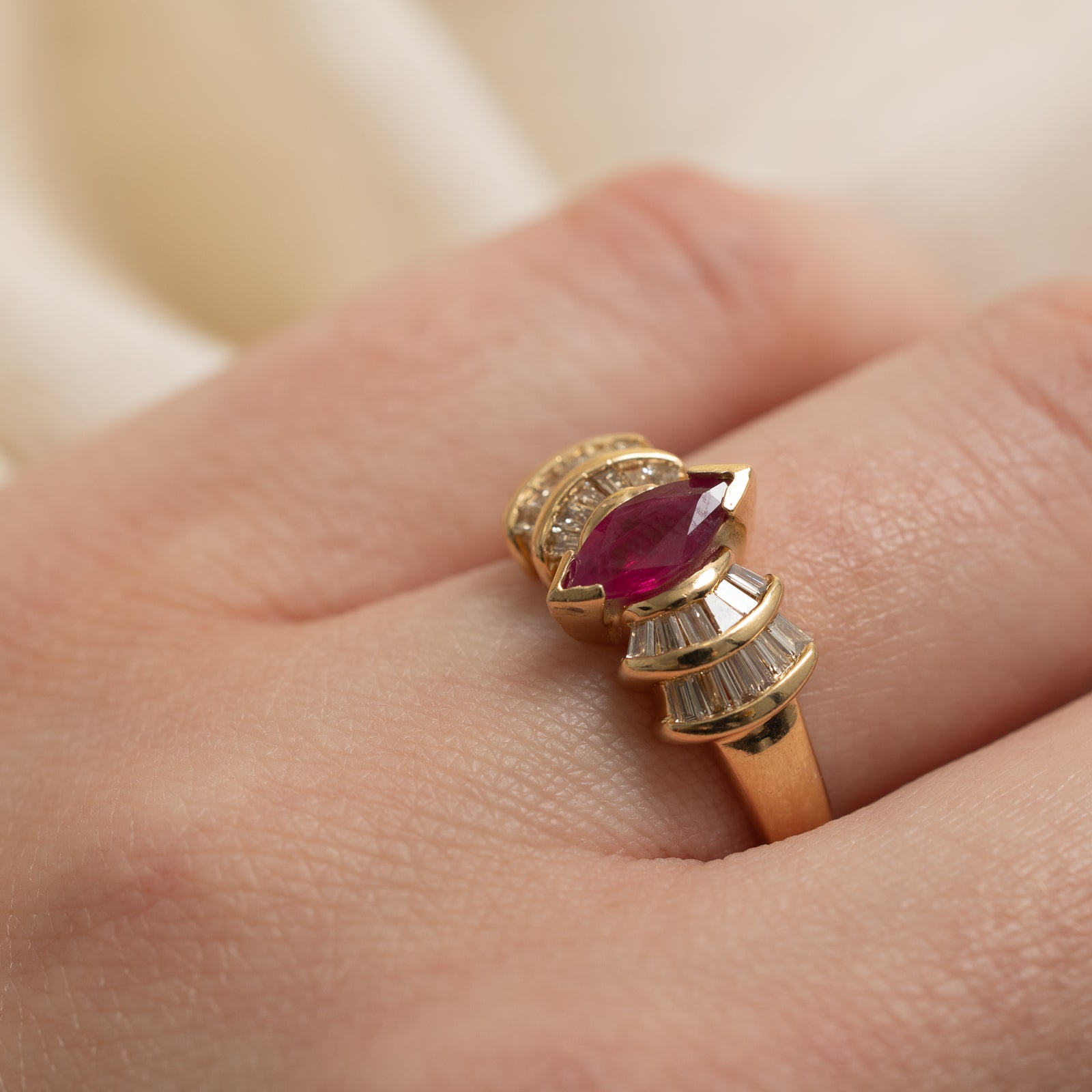 Bague ornée d'un rubis taille marquise et de diamants | 0,50 ct, 0,30 ct au total | Taille 7