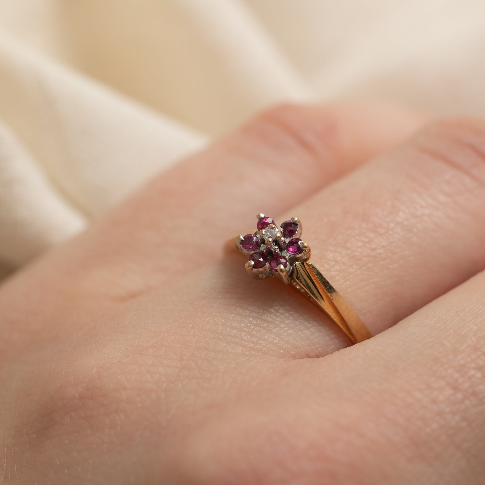 Bague pétale rubis et diamants | 0,12 ct au total, 0,008 ct | Taille 7,5