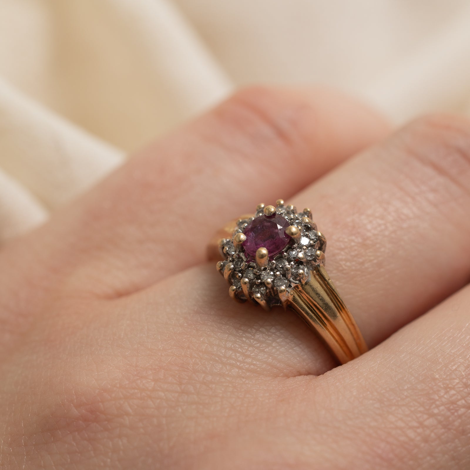 Bague pétale rubis et diamants | 0,26 ct, 0,12 ct au total | Taille 7