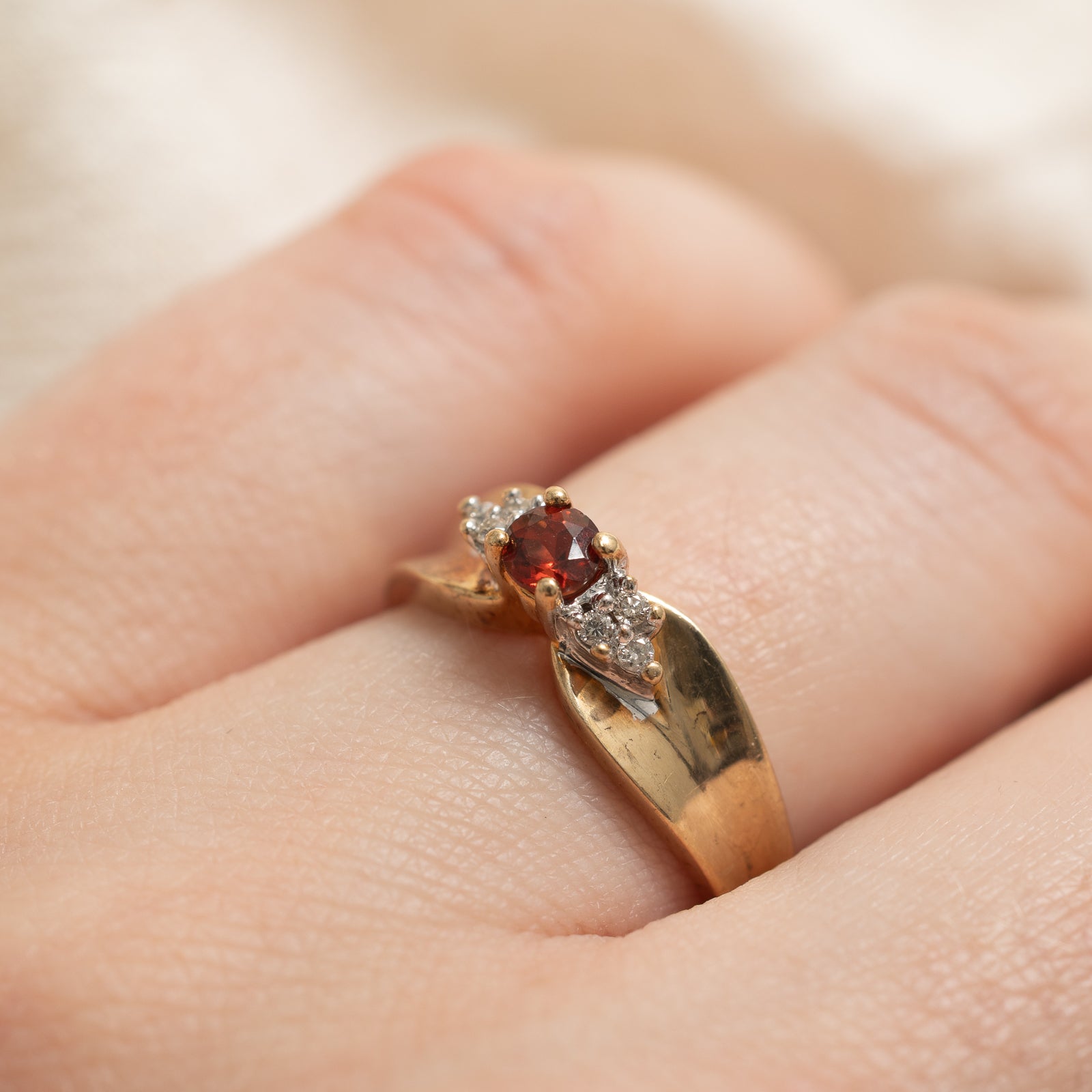 Garnet & Diamond Reverse Tapered Ring | 0.25ct, 0.05ctw | SZ 6.75
