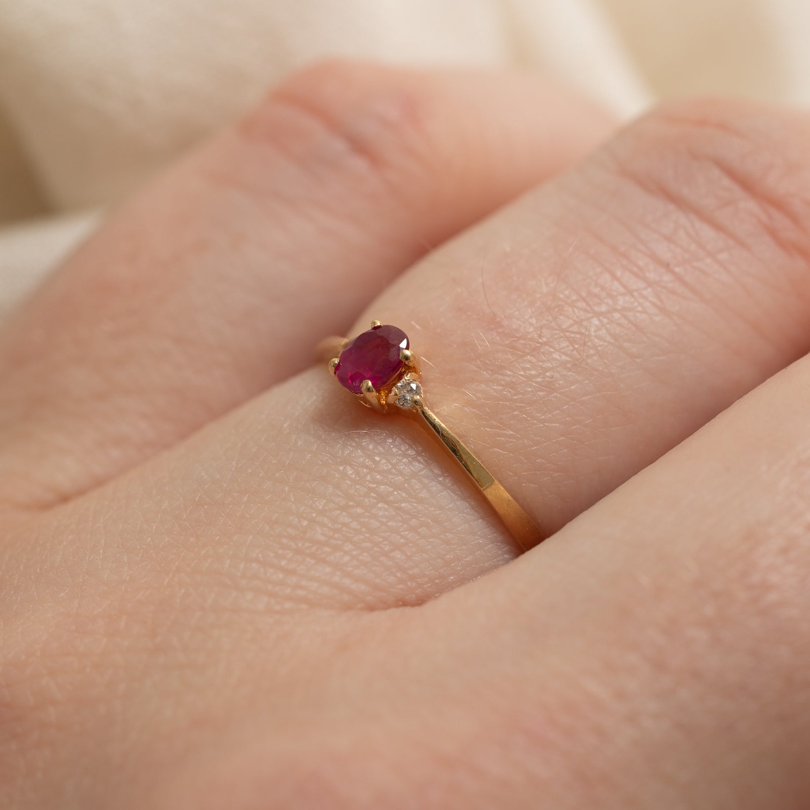 Bague rubis et diamants | 0,20 ct, 0,03 ct au total | Taille 5,25