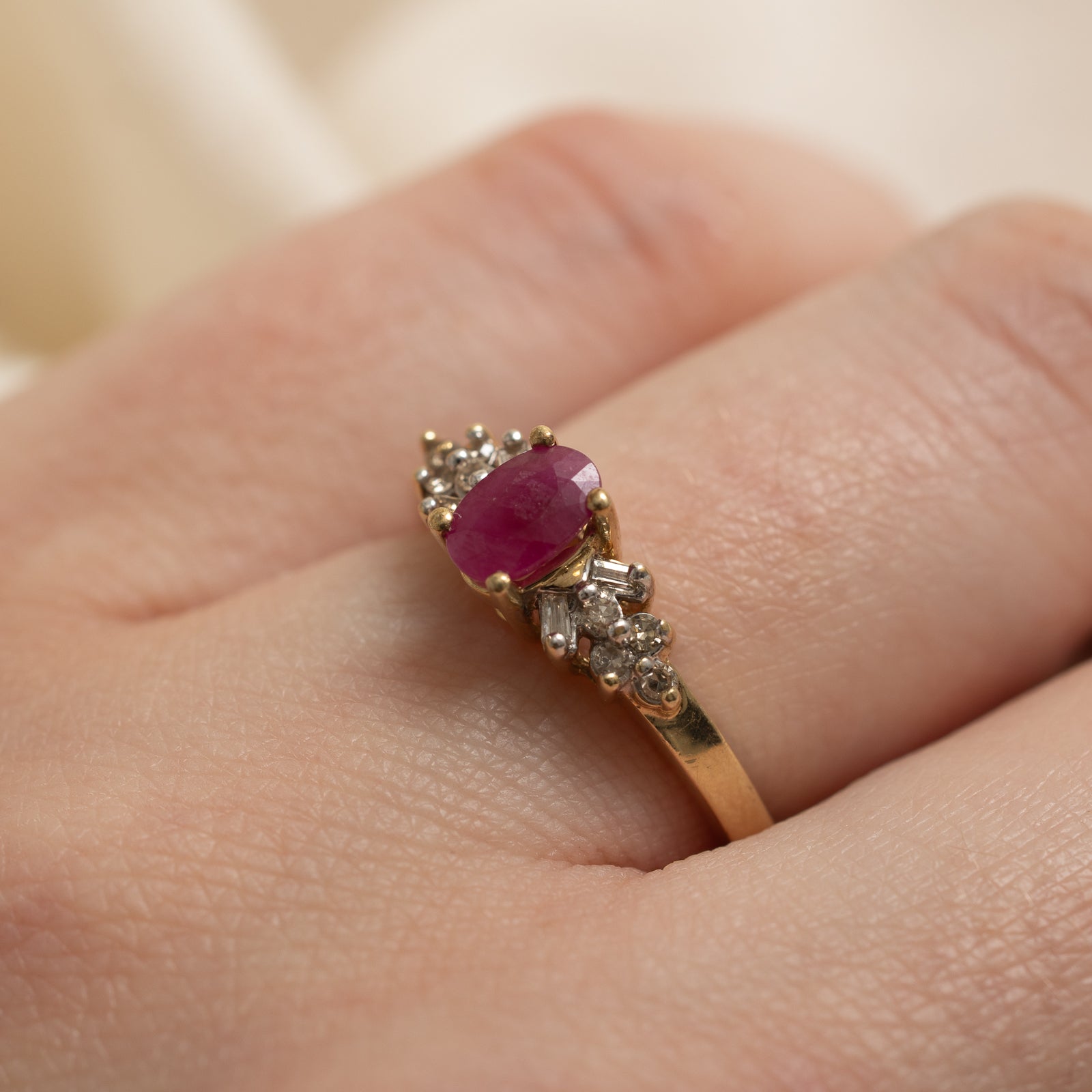 Bague rubis ovale et diamants | 0,36 ct, 0,10 ct au total | Taille 6