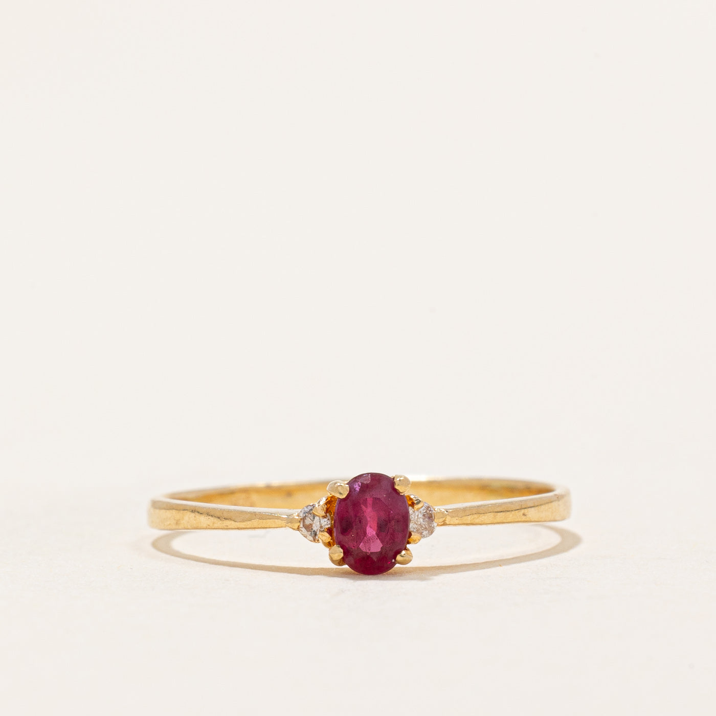 Bague rubis et diamants | 0,20 ct, 0,03 ct au total | Taille 5,25