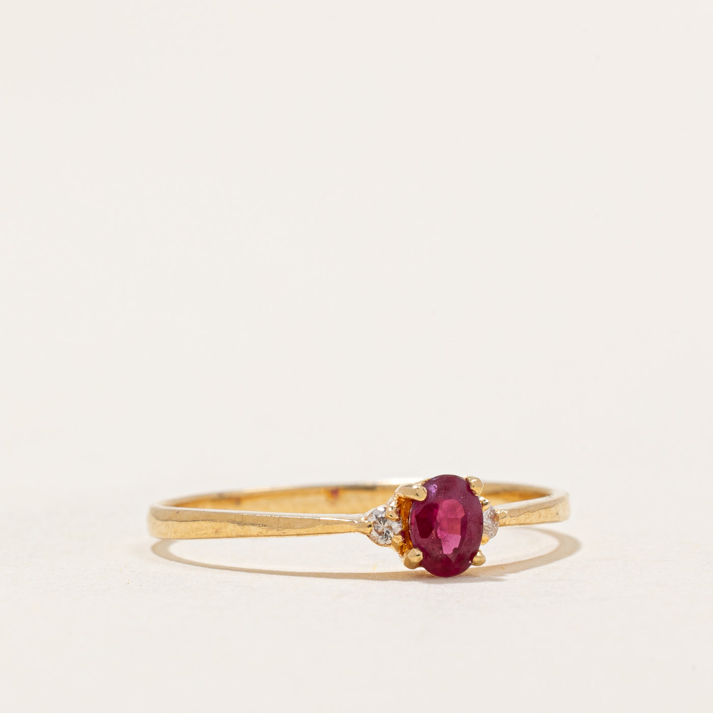 Bague rubis et diamants | 0,20 ct, 0,03 ct au total | Taille 5,25