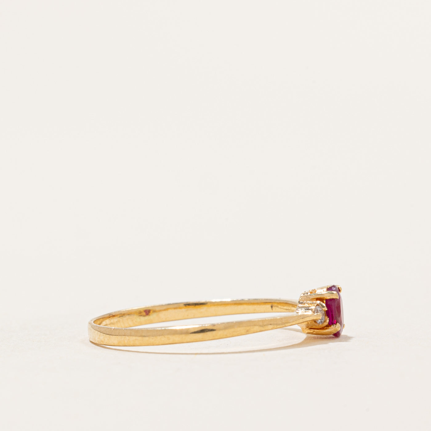 Bague rubis et diamants | 0,20 ct, 0,03 ct au total | Taille 5,25