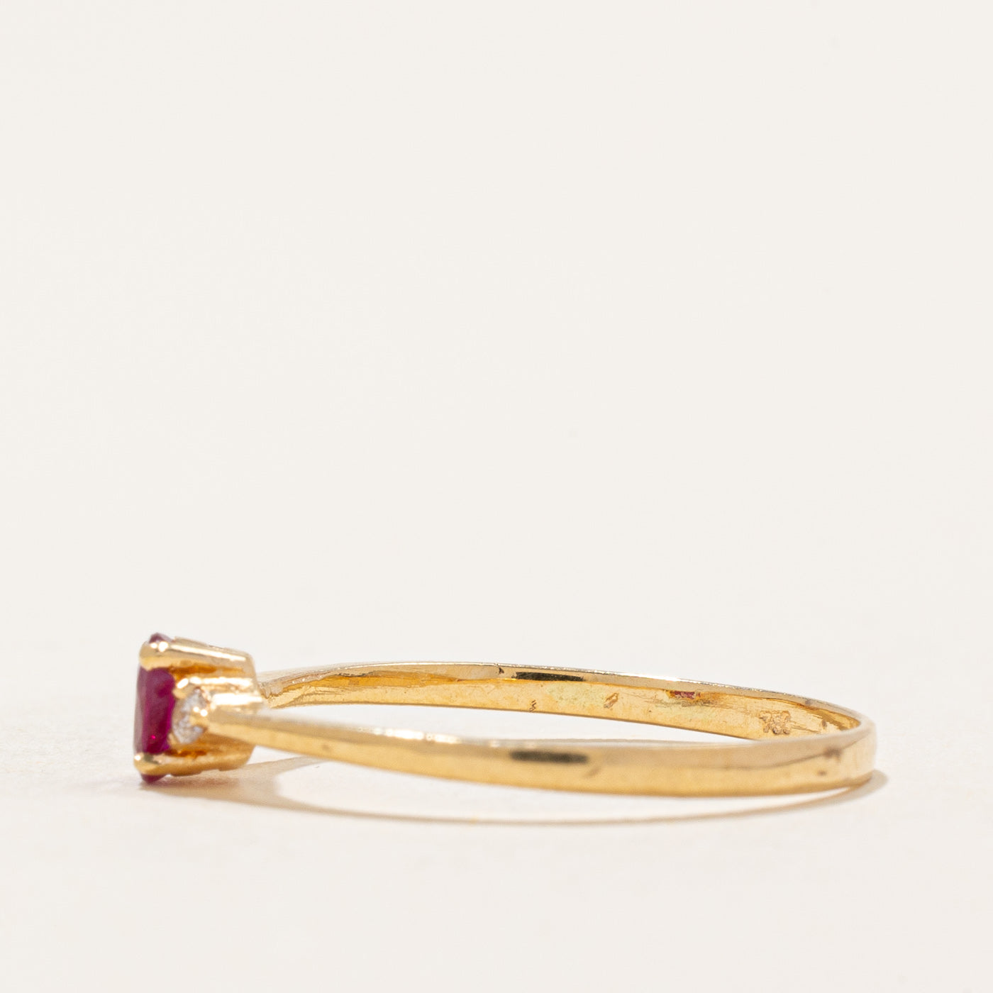 Bague rubis et diamants | 0,20 ct, 0,03 ct au total | Taille 5,25
