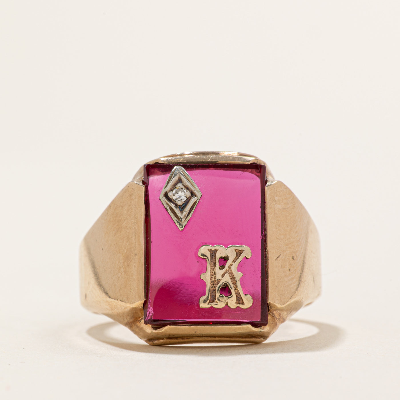 Bague chevalière « K » en rubis et diamants | 3,30 ct, 0,01 ct | Taille 13