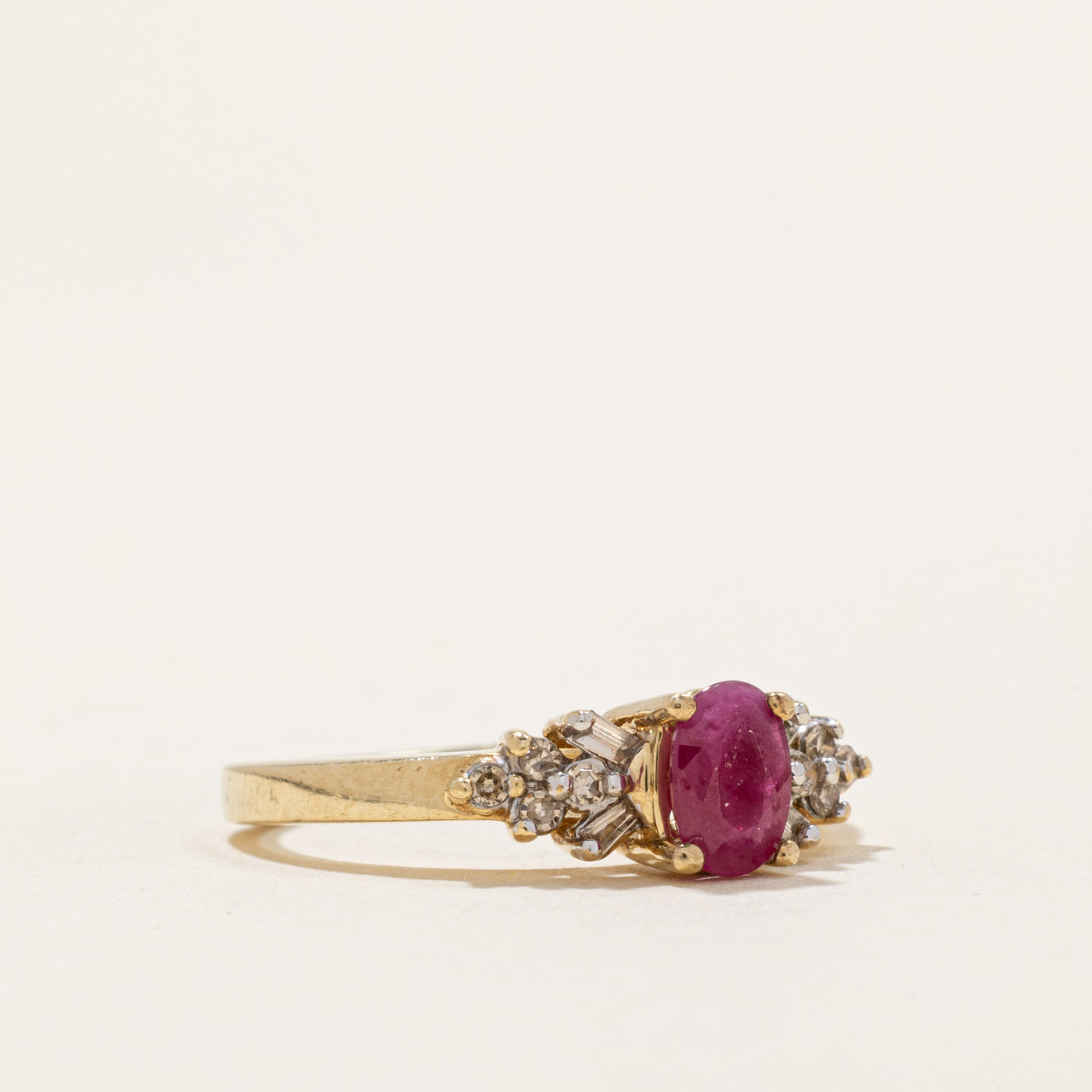 Bague rubis ovale et diamants | 0,36 ct, 0,10 ct au total | Taille 6