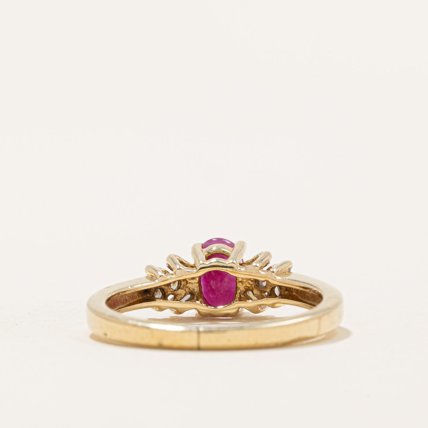 Bague rubis ovale et diamants | 0,36 ct, 0,10 ct au total | Taille 6