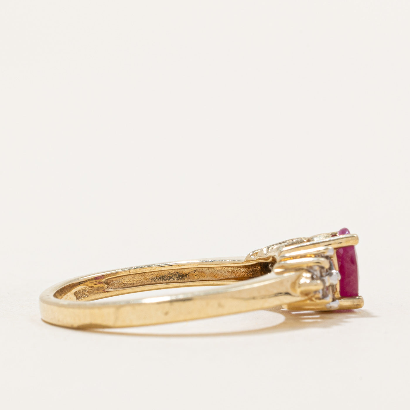 Bague rubis ovale et diamants | 0,36 ct, 0,10 ct au total | Taille 6