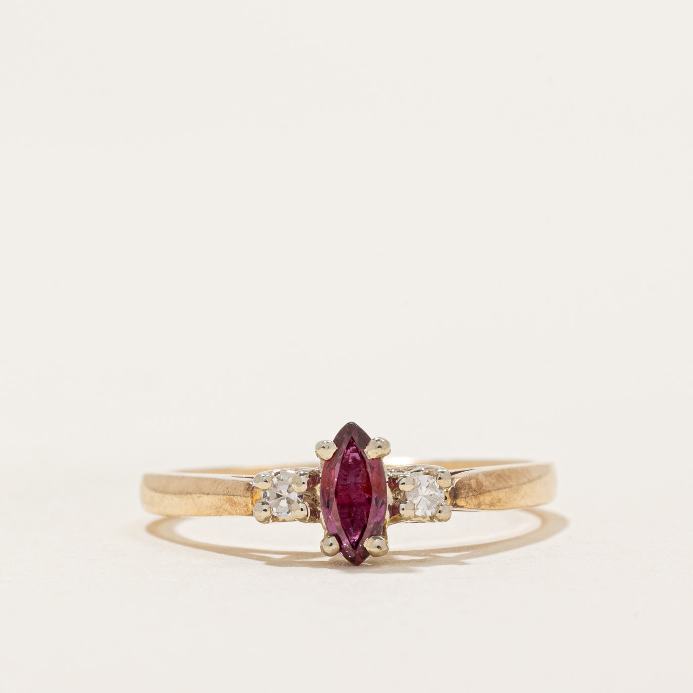 Bague en rubis taille marquise et diamants | 0,21 ct, 0,05 ct au total | Taille 6