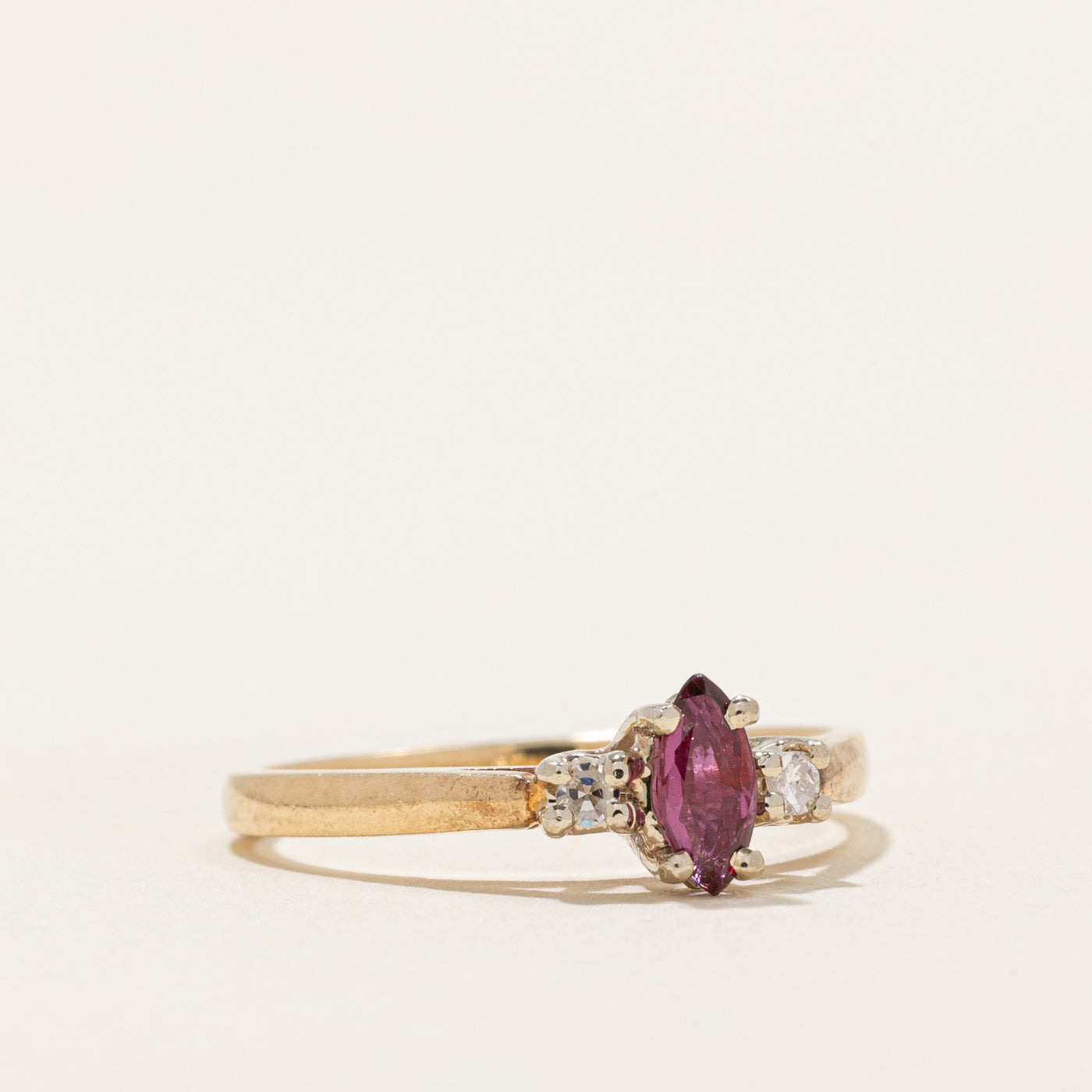 Bague en rubis taille marquise et diamants | 0,21 ct, 0,05 ct au total | Taille 6